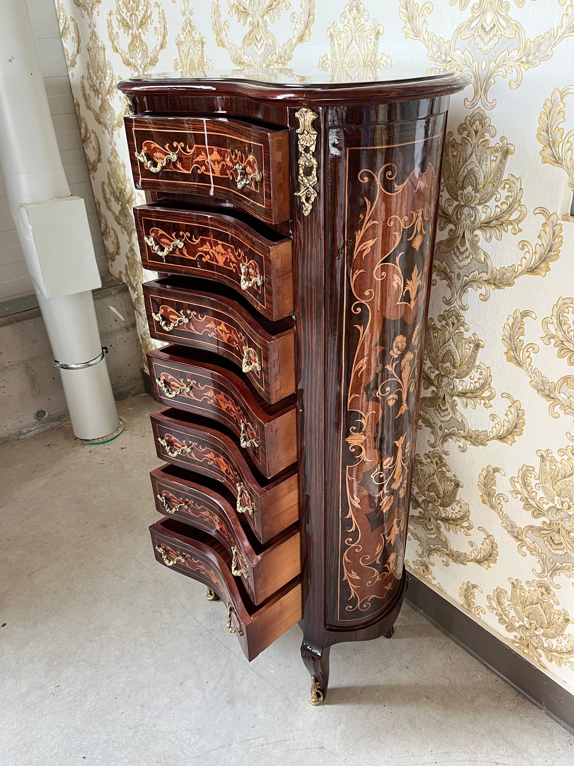 Hohe geschwungene Kommode im Barockstil / Baroque Style Tall Curved Chest of Drawer