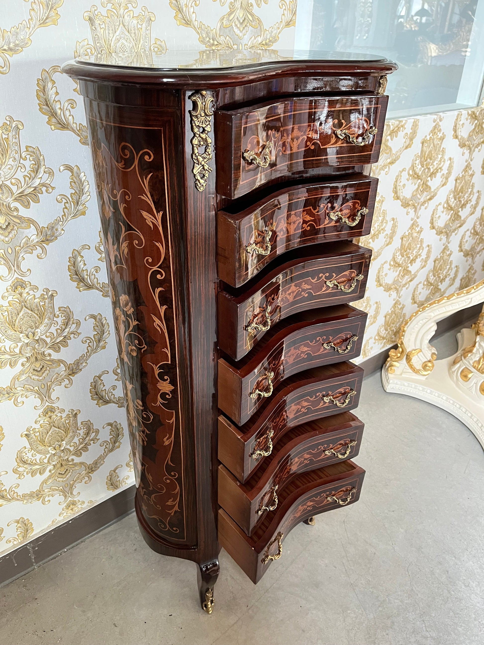 Hohe geschwungene Kommode im Barockstil / Baroque Style Tall Curved Chest of Drawer