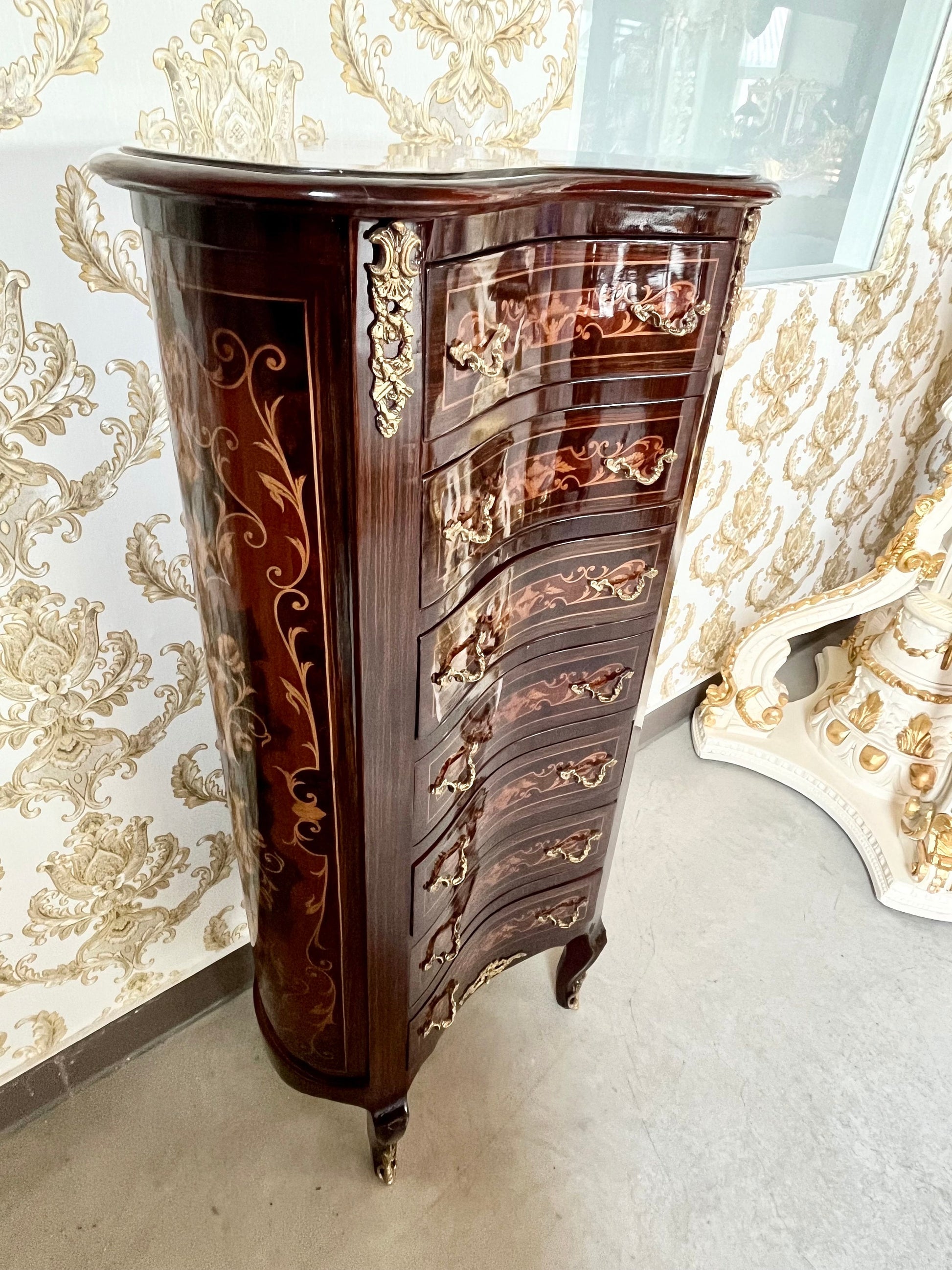 Hohe geschwungene Kommode im Barockstil / Baroque Style Tall Curved Chest of Drawer