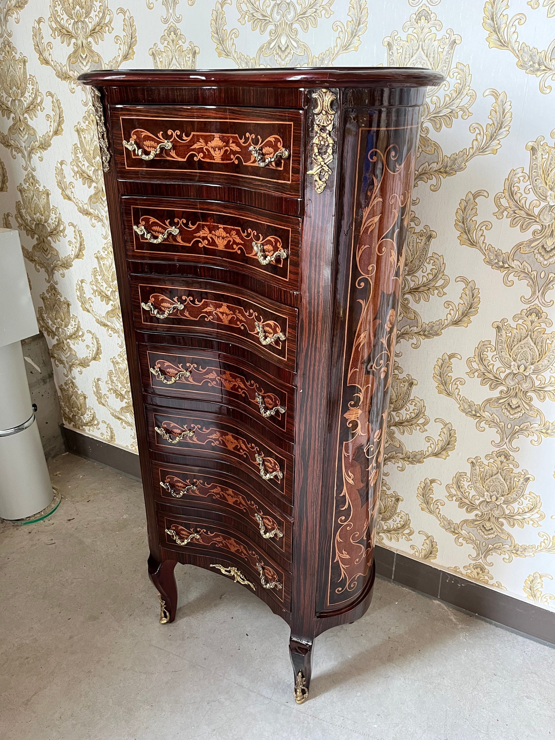 Hohe geschwungene Kommode im Barockstil / Baroque Style Tall Curved Chest of Drawer