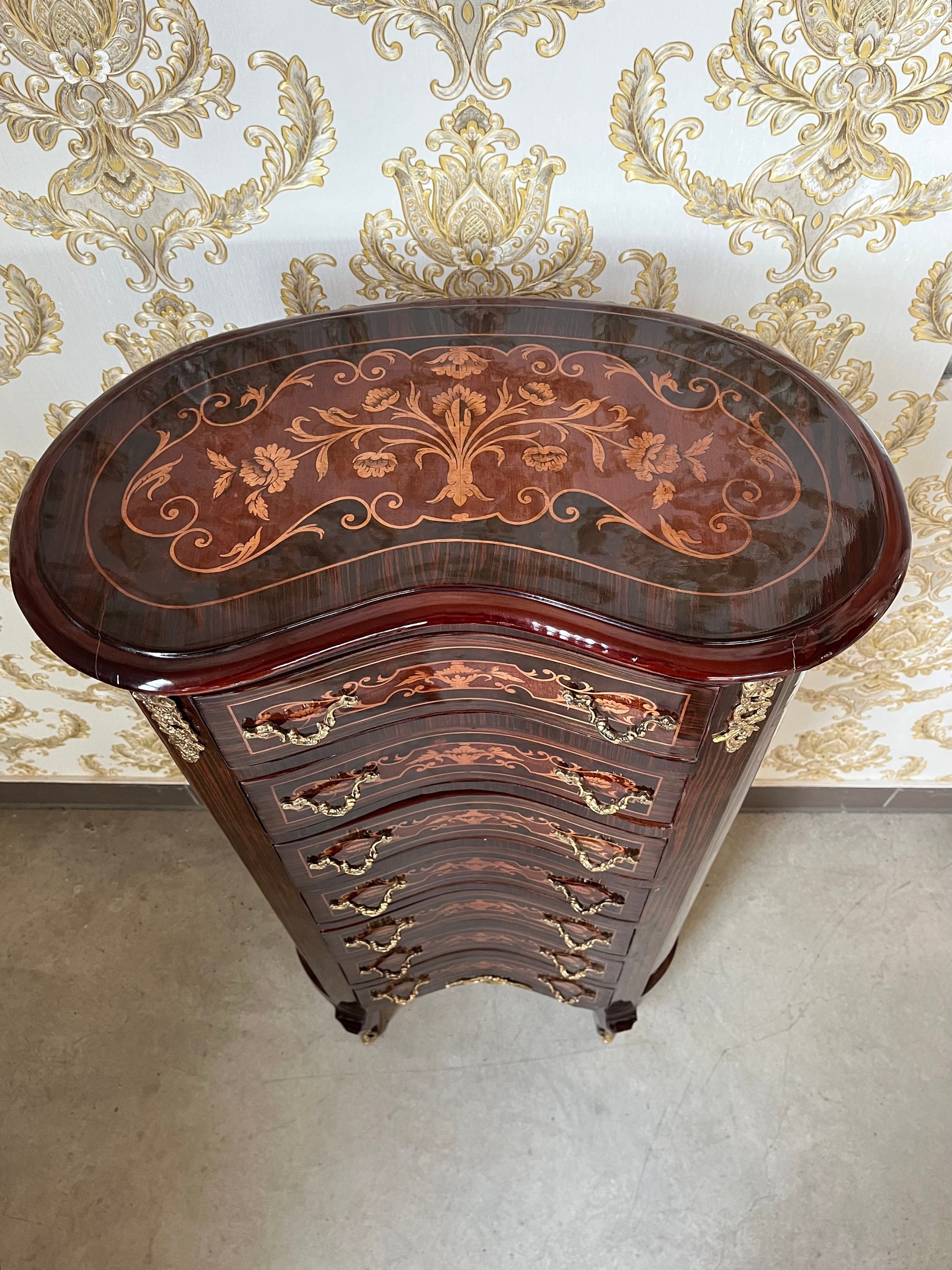 Hohe geschwungene Kommode im Barockstil / Baroque Style Tall Curved Chest of Drawer