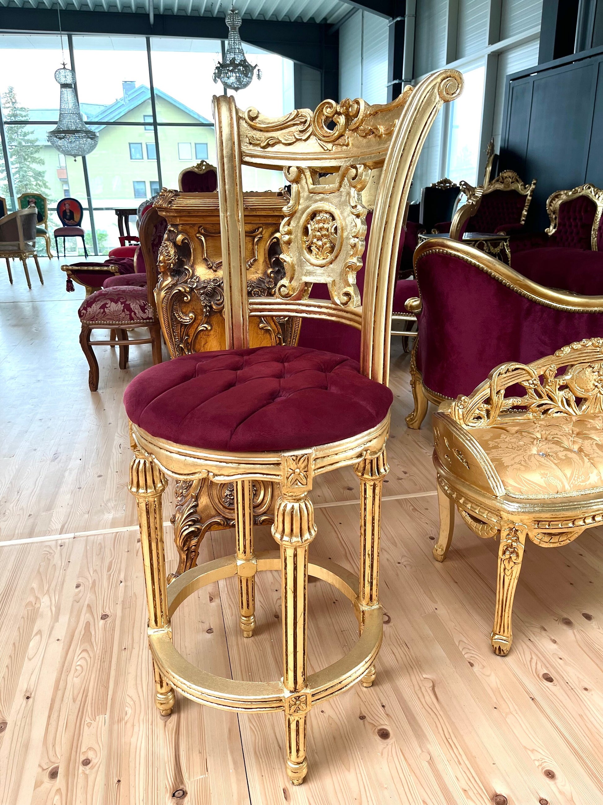 Hoher Barstuhl im barocken Antikstil/ High Bar Chair Baroque Antique Style Velvet Red in Gold Finish