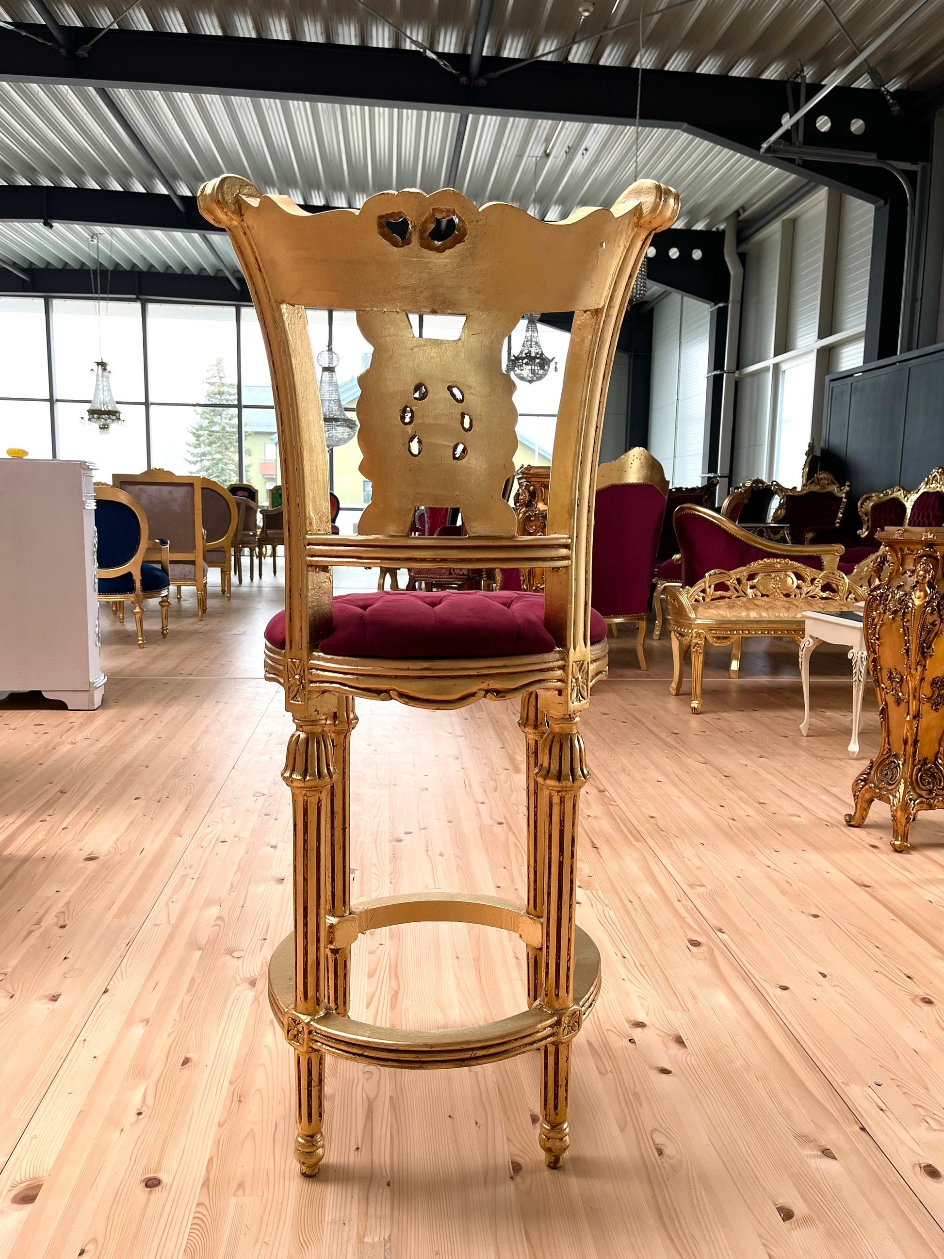Hoher Barstuhl im barocken Antikstil/ High Bar Chair Baroque Antique Style Velvet Red in Gold Finish