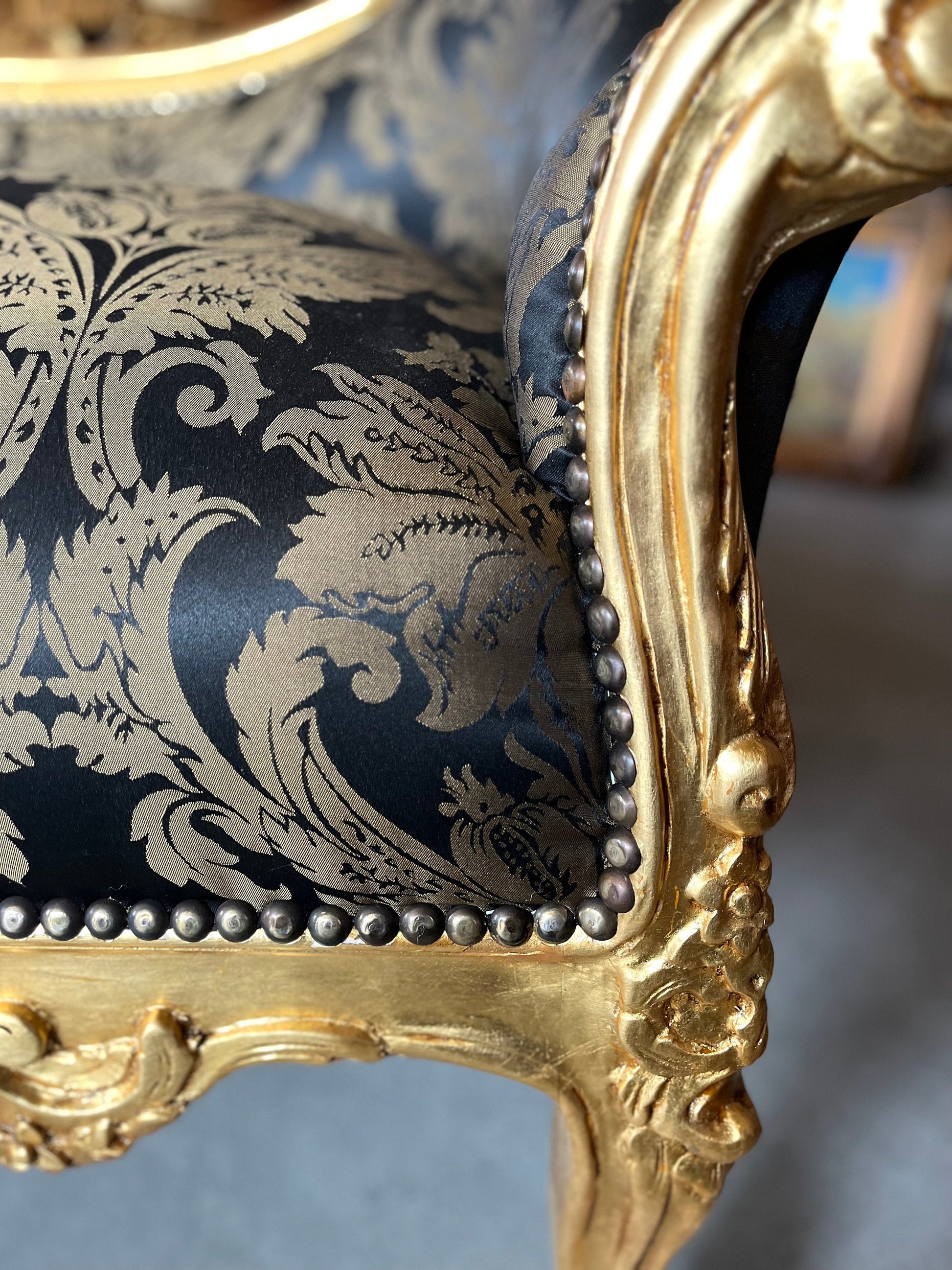 Lounge-Sofa im Barock-Stil, schwarzes Samtsofa für Bar, Salon, Nachtclub/ Lounge Sofa Black French Baroque Style Love Seat for Bar Nightclub