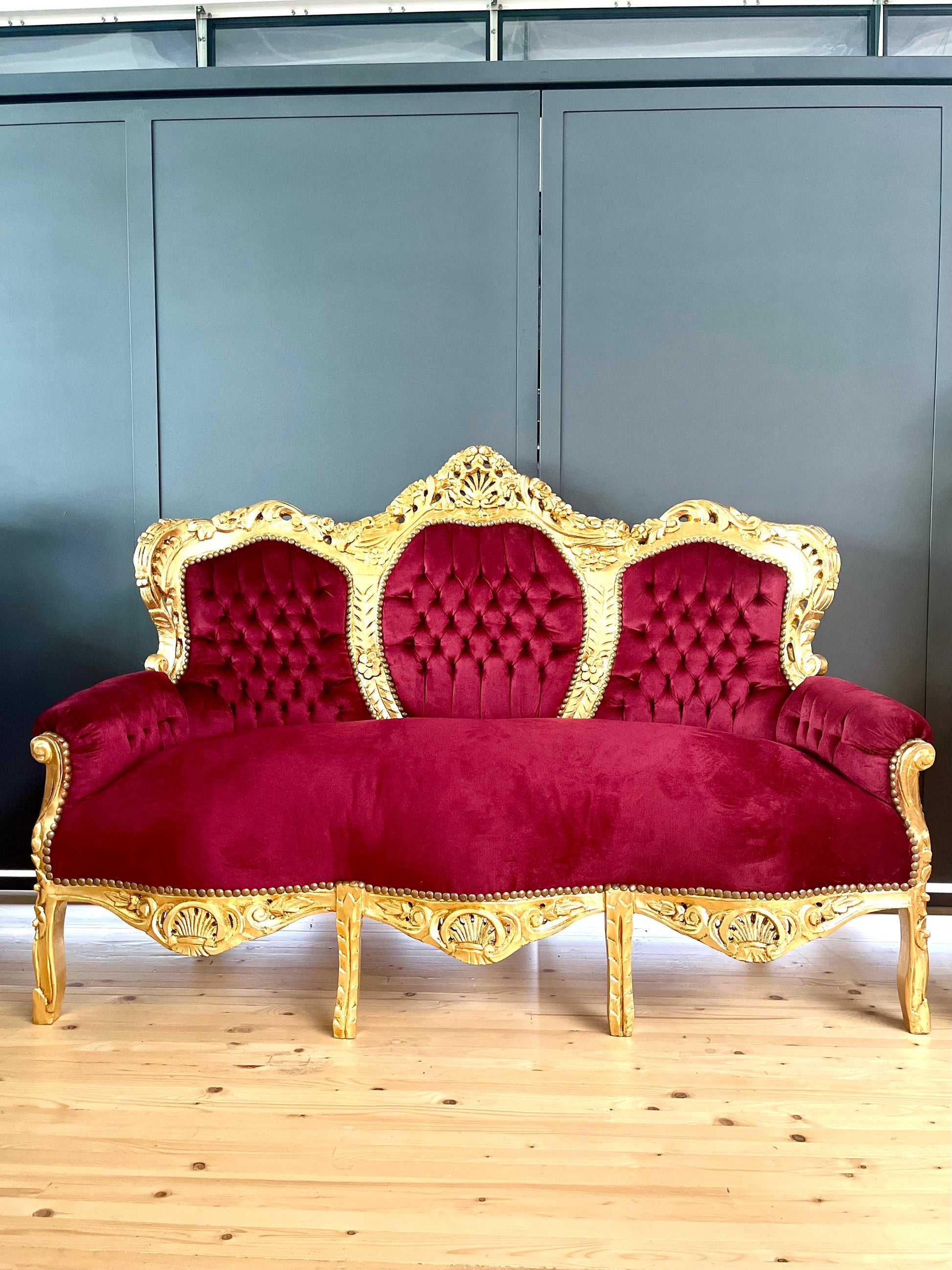 Lounge-Sofa Rot im Barockstil ffür ein neues Zuhause / Lounge Sofa Red Velvet Baroque Style Settee Leopard Print for Home Party