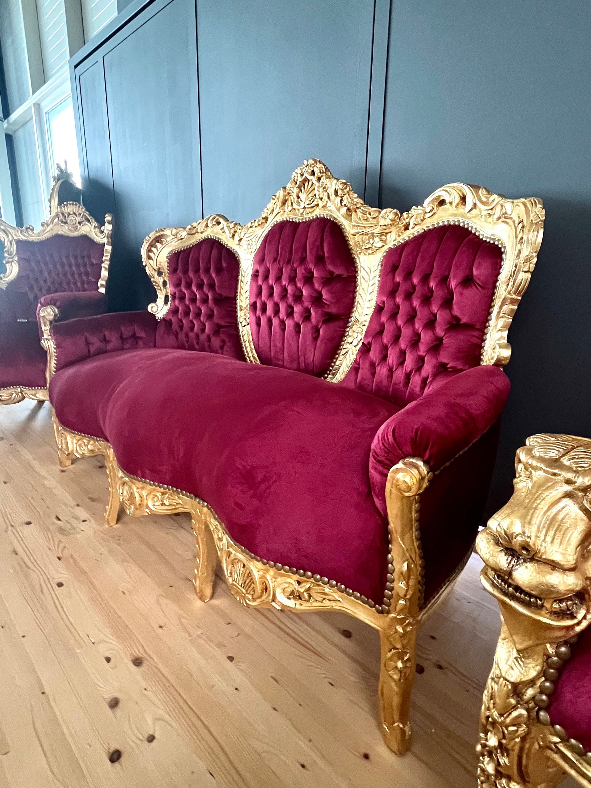 Lounge-Sofa Rot im Barockstil ffür ein neues Zuhause / Lounge Sofa Red Velvet Baroque Style Settee Leopard Print for Home Party