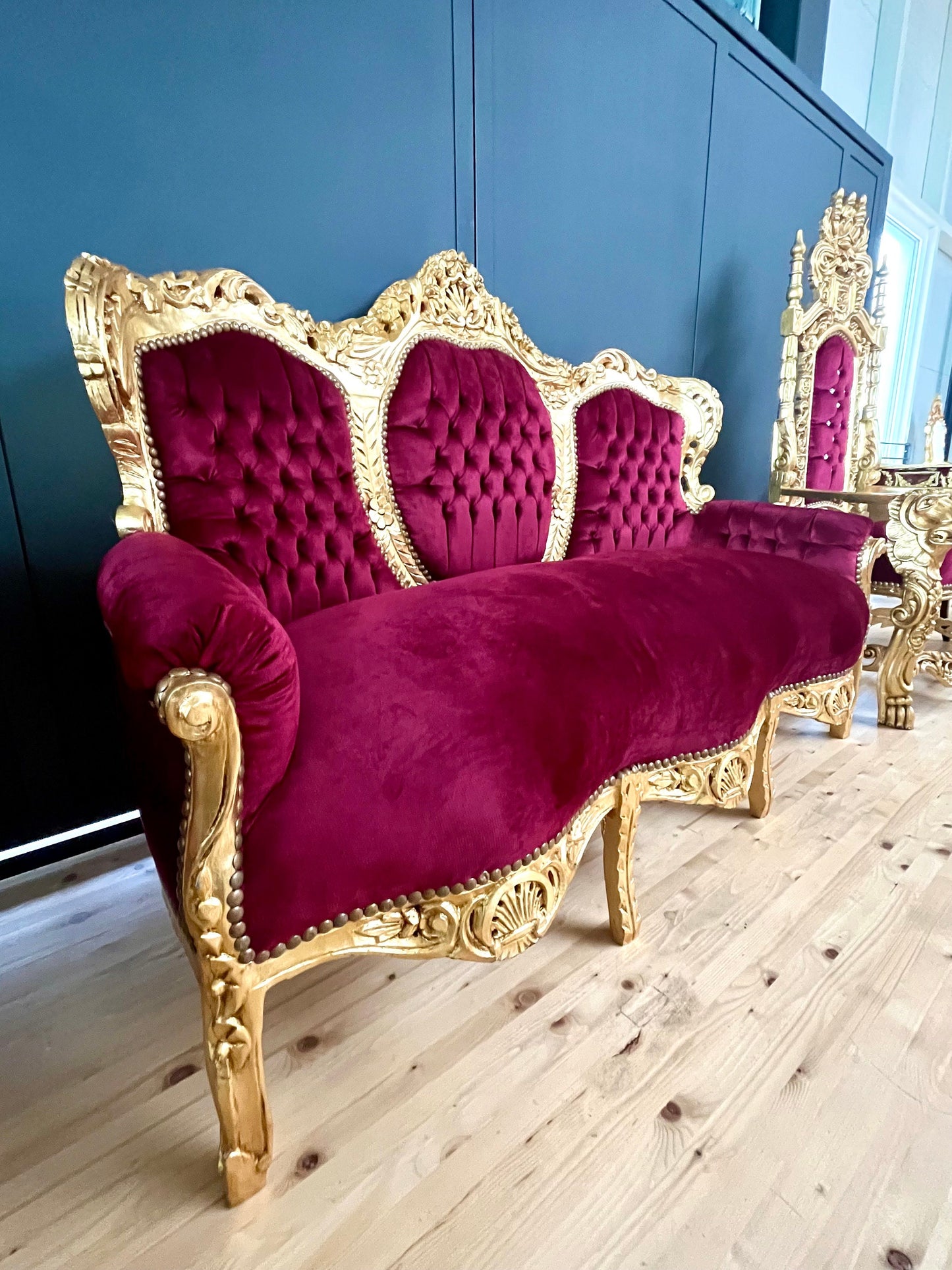 Lounge-Sofa Rot im Barockstil ffür ein neues Zuhause / Lounge Sofa Red Velvet Baroque Style Settee Leopard Print for Home Party