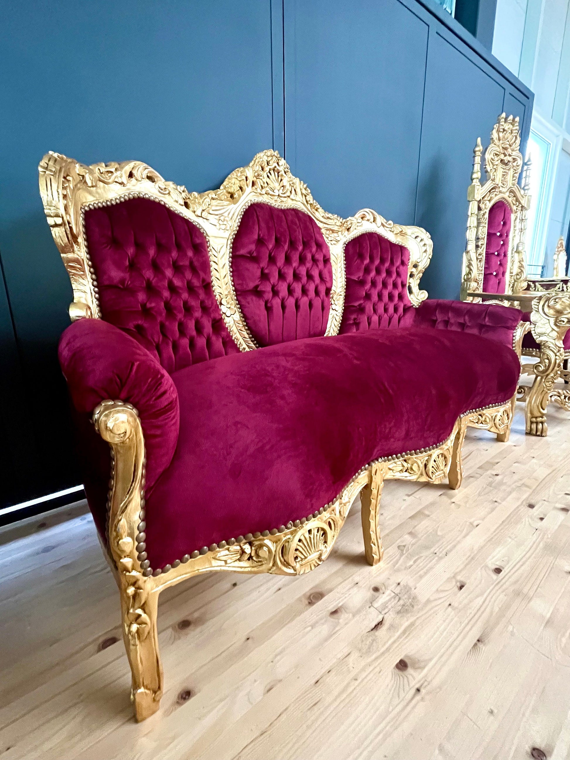 Lounge-Sofa Rot im Barockstil ffür ein neues Zuhause / Lounge Sofa Red Velvet Baroque Style Settee Leopard Print for Home Party