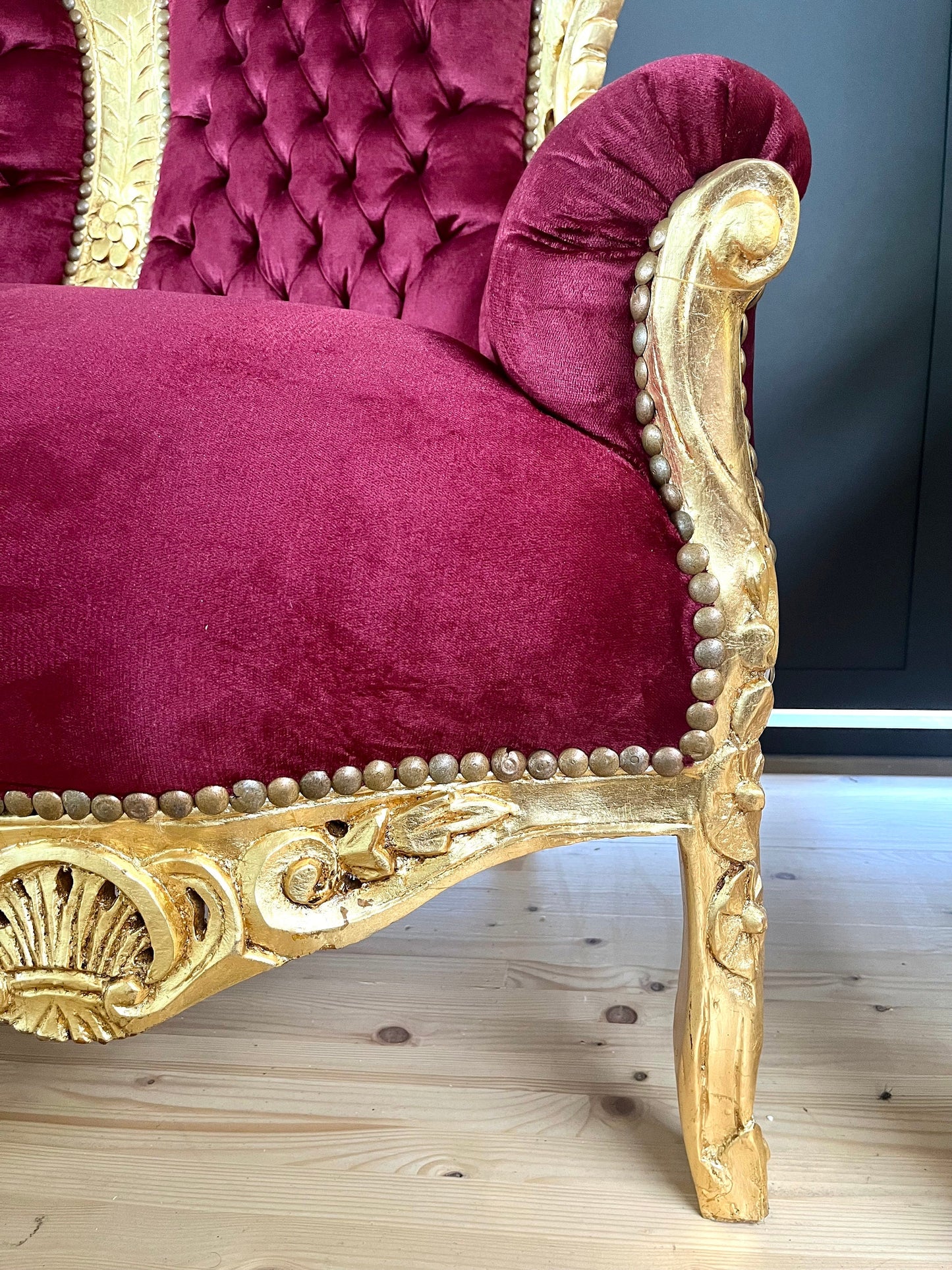 Lounge-Sofa Rot im Barockstil ffür ein neues Zuhause / Lounge Sofa Red Velvet Baroque Style Settee Leopard Print for Home Party