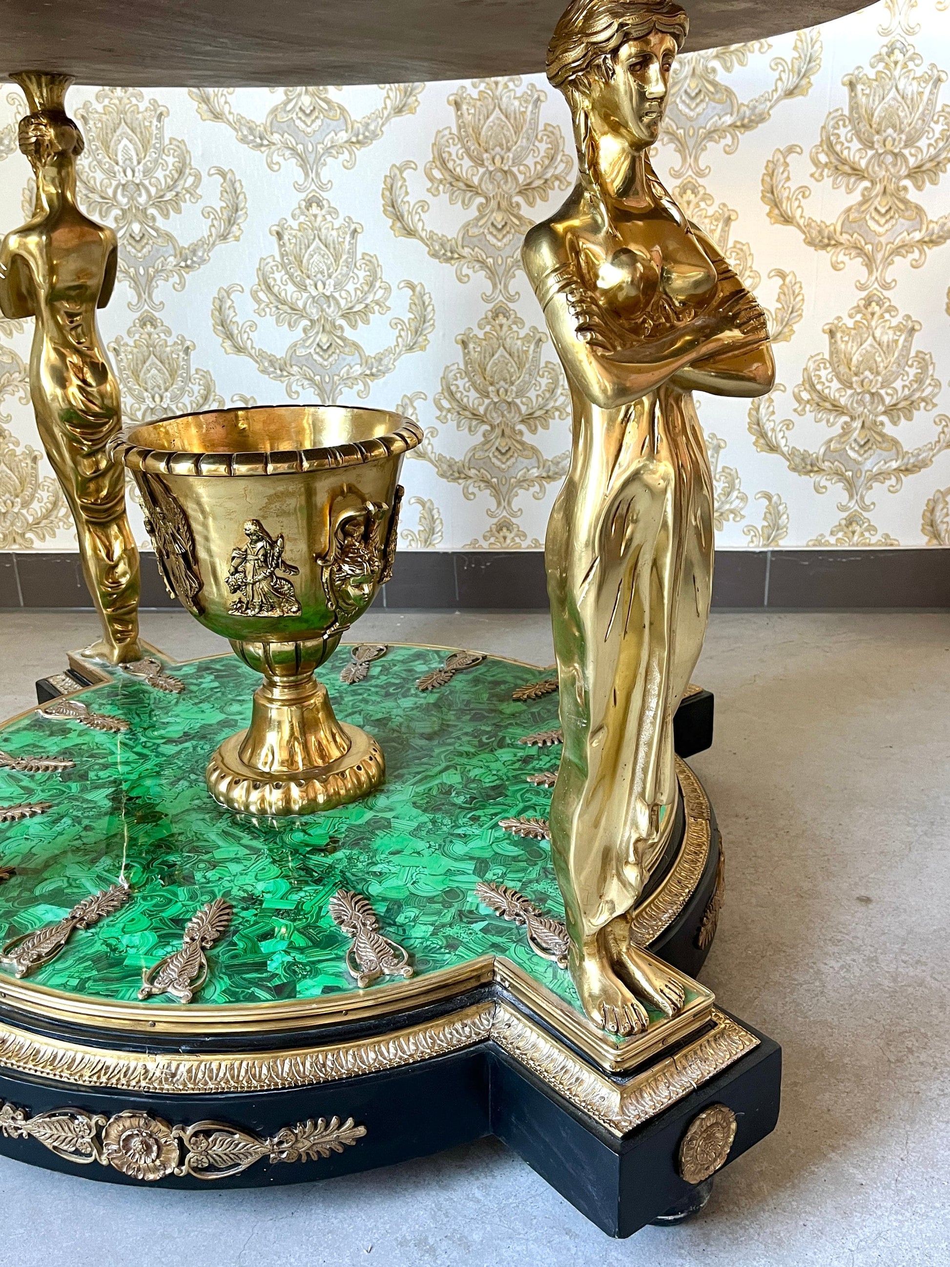 Round Table Royal Antique Style Emerald Green Table Bronze Sculpt Legs Retro Rococo Style Noble Empire Decor Table for Luxurious House
