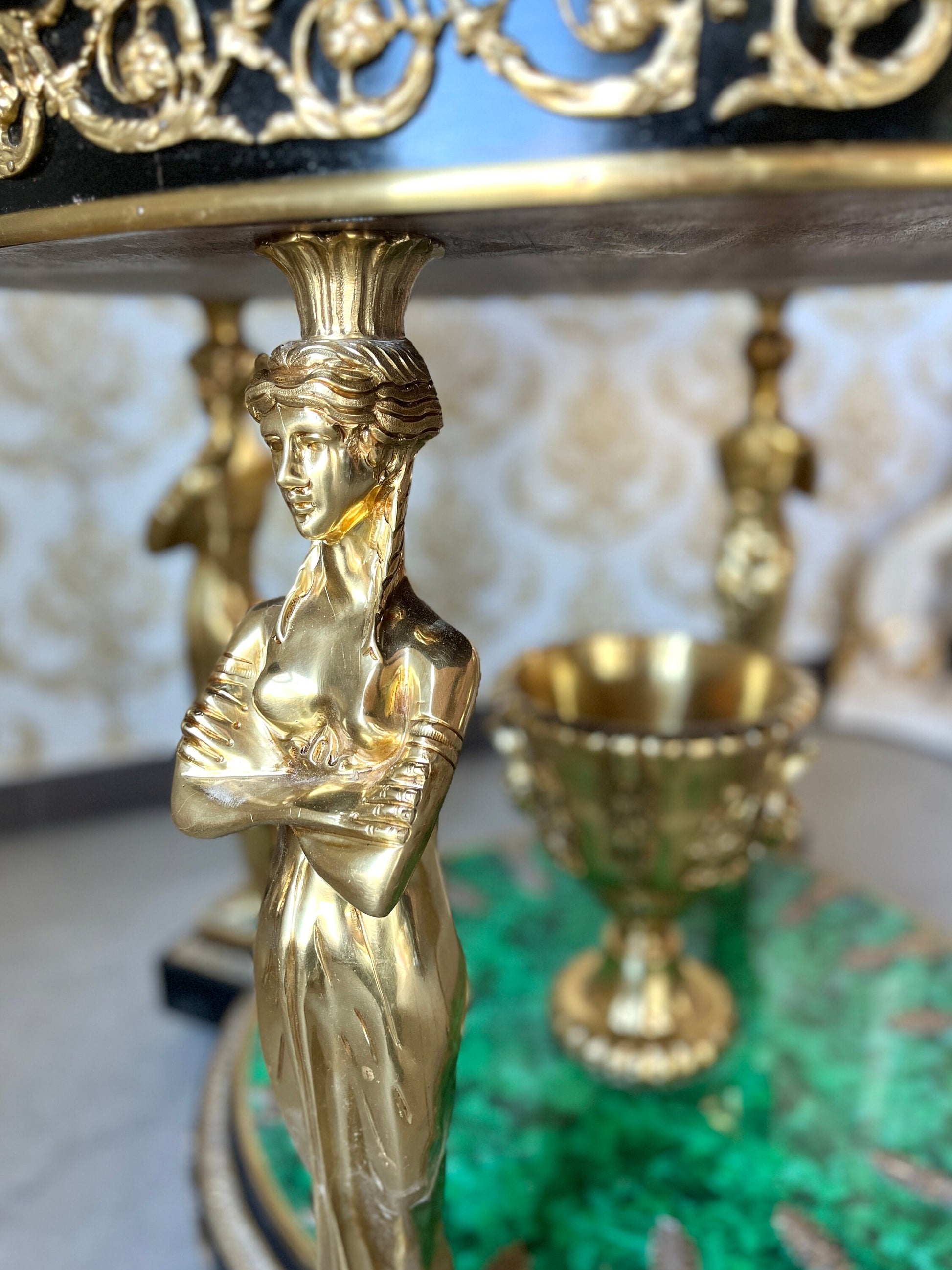 Round Table Royal Antique Style Emerald Green Table Bronze Sculpt Legs Retro Rococo Style Noble Empire Decor Table for Luxurious House