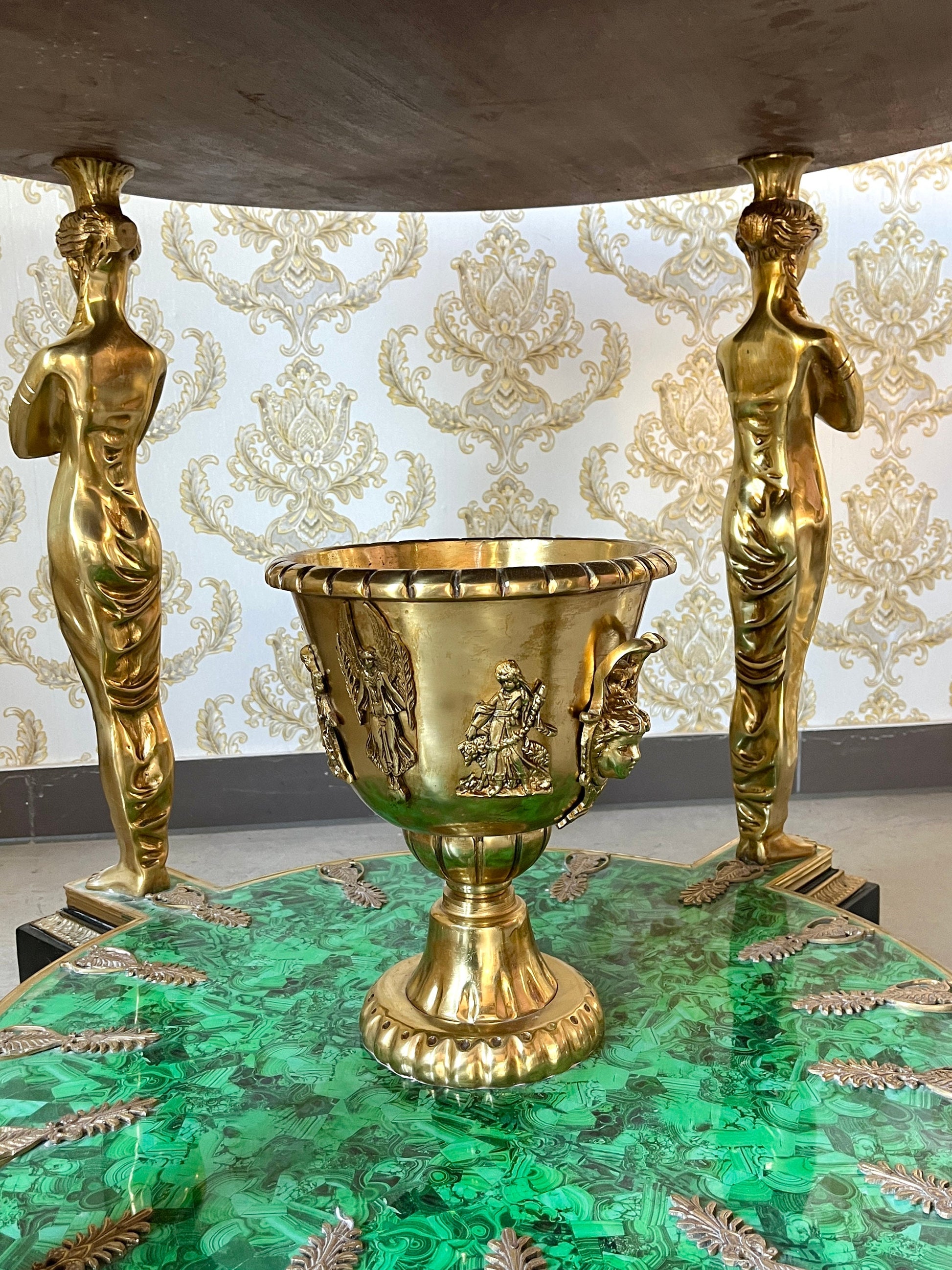 Round Table Royal Antique Style Emerald Green Table Bronze Sculpt Legs Retro Rococo Style Noble Empire Decor Table for Luxurious House