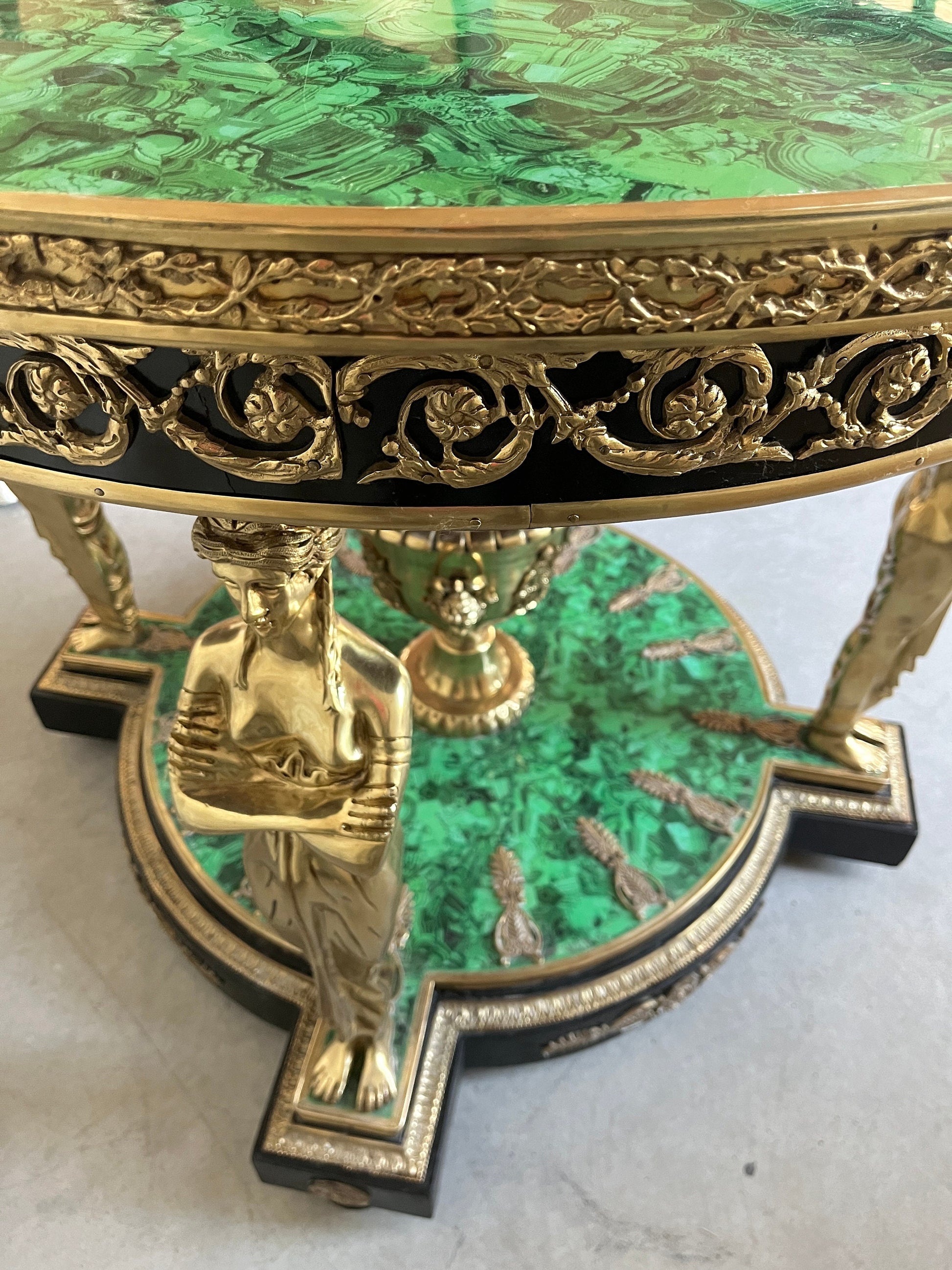 Round Table Royal Antique Style Emerald Green Table Bronze Sculpt Legs Retro Rococo Style Noble Empire Decor Table for Luxurious House