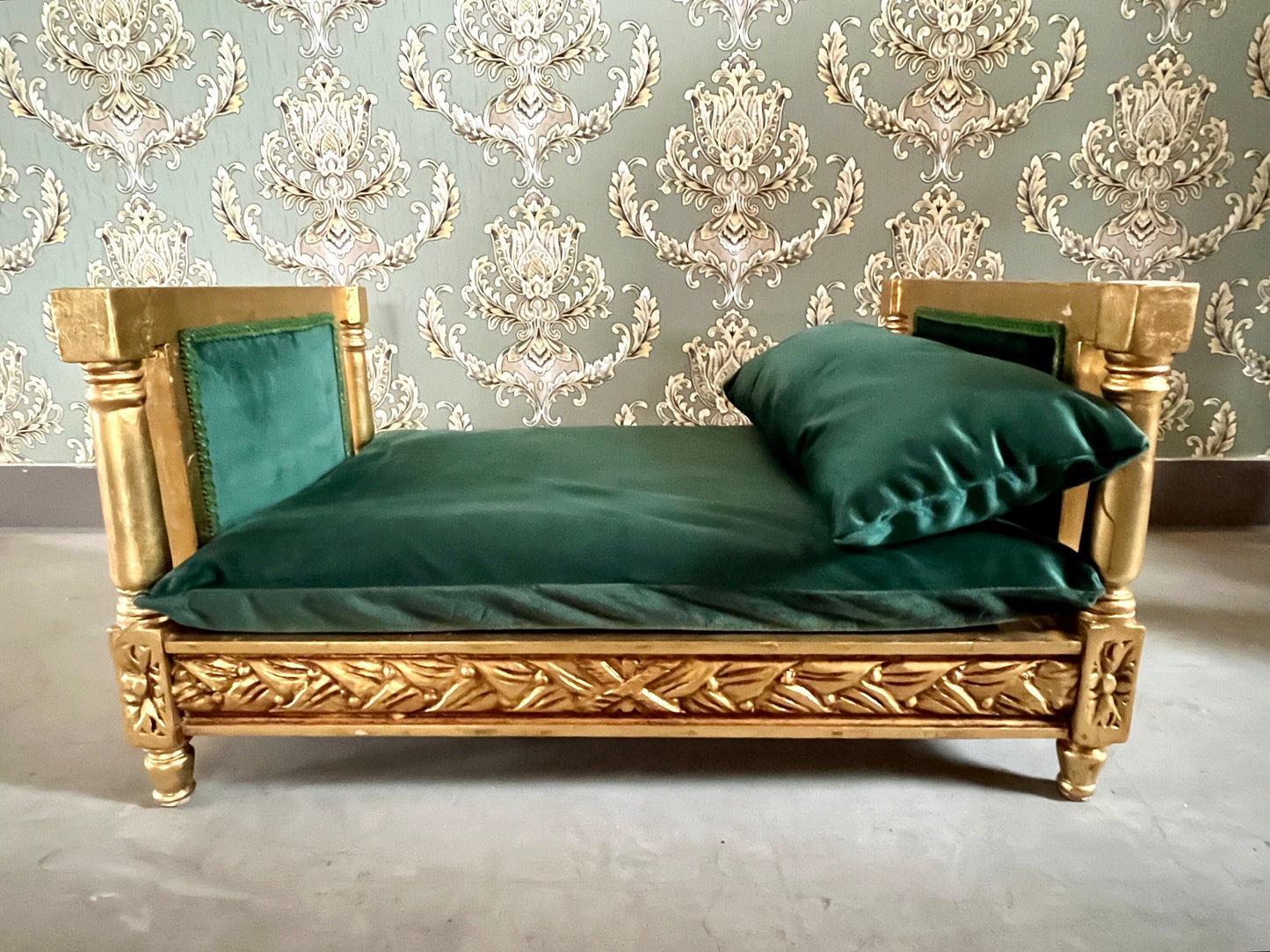 Pet Bed French Baroque Style Dog Bed in Royal Style Velvet Emerald Green Gold Finish Roof Cover Detachable Pet Furniture for Home Decor