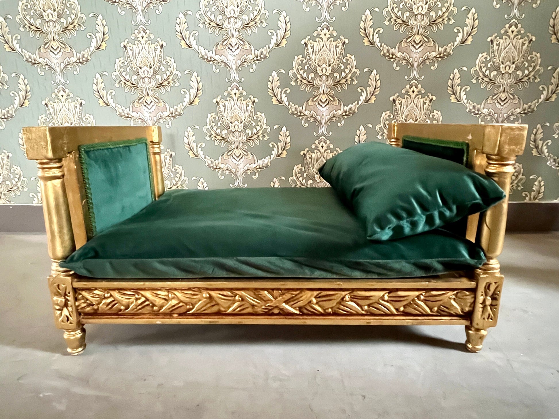 Pet Bed French Baroque Style Dog Bed in Royal Style Velvet Emerald Green Gold Finish Roof Cover Detachable Pet Furniture for Home Decor
