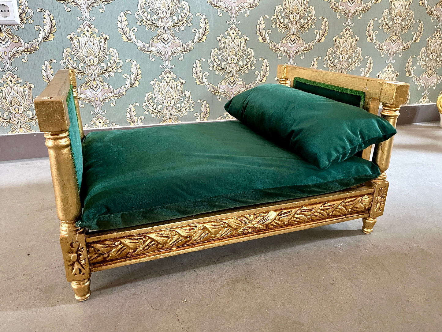 Pet Bed French Baroque Style Dog Bed in Royal Style Velvet Emerald Green Gold Finish Roof Cover Detachable Pet Furniture for Home Decor