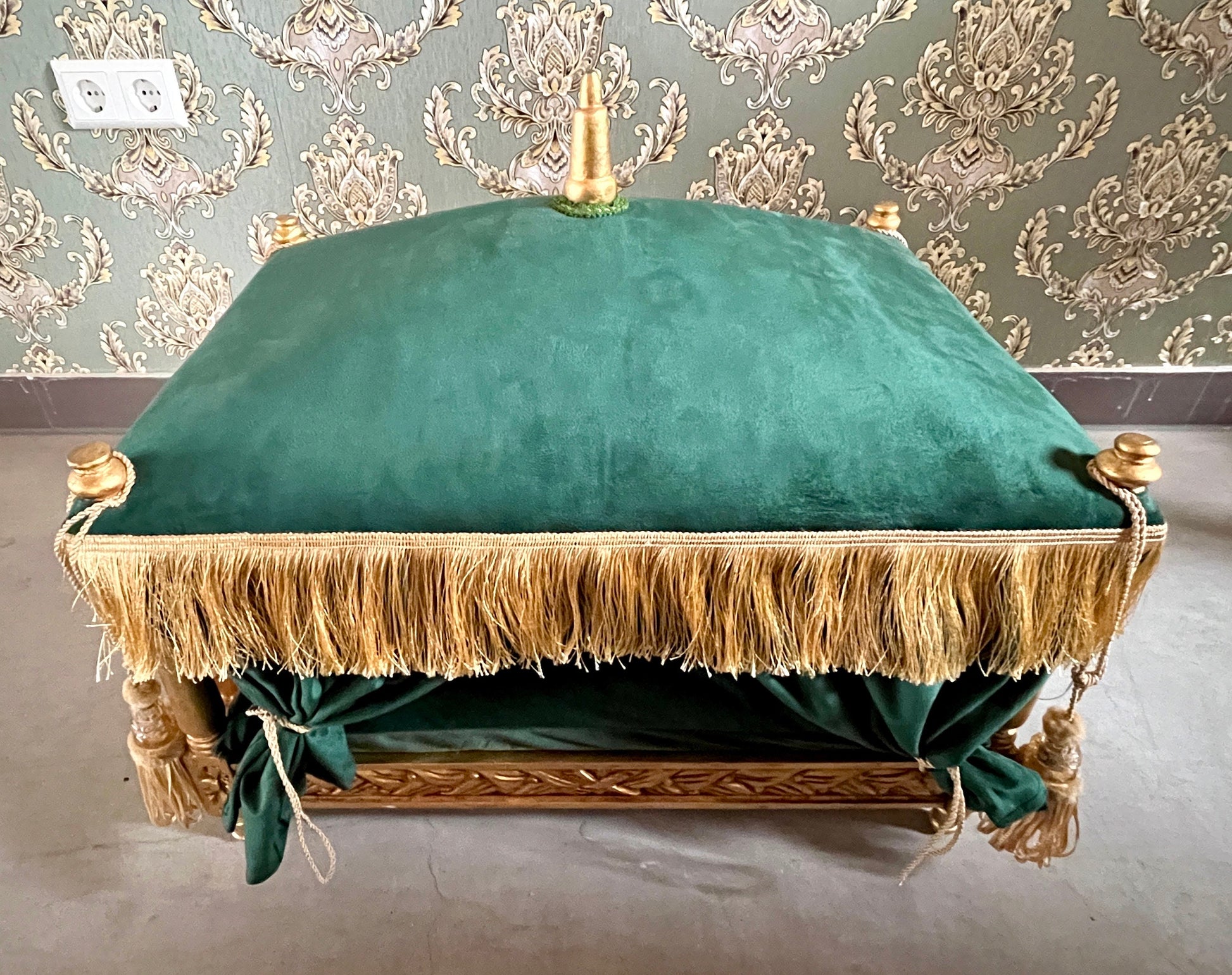 Pet Bed French Baroque Style Dog Bed in Royal Style Velvet Emerald Green Gold Finish Roof Cover Detachable Pet Furniture for Home Decor
