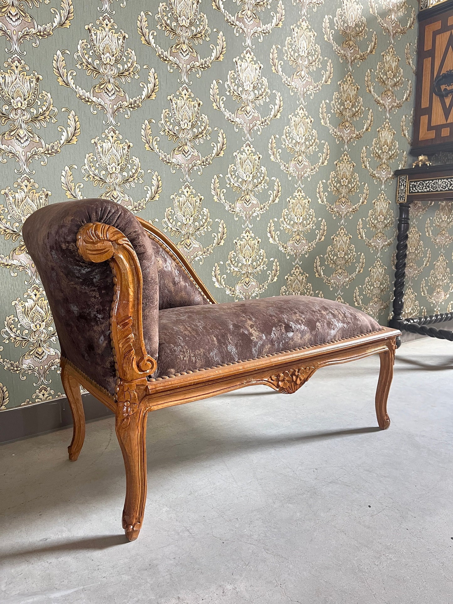 Bench French Louis Style Small Chaise Longue Chocolate Color Retro Baroque Style Ottoman for Home Decor Footstool in Brown