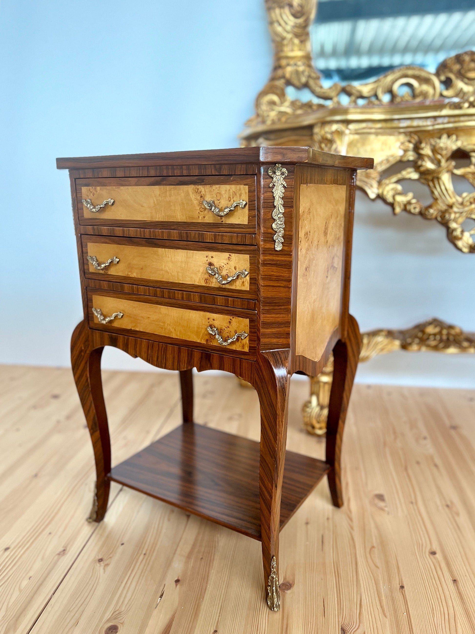 Night Stand Retro French Louis Baroque Style Bed Side Table Wooden Brown Bronze Decor/ Kommode Nachttisch im antiken Stil