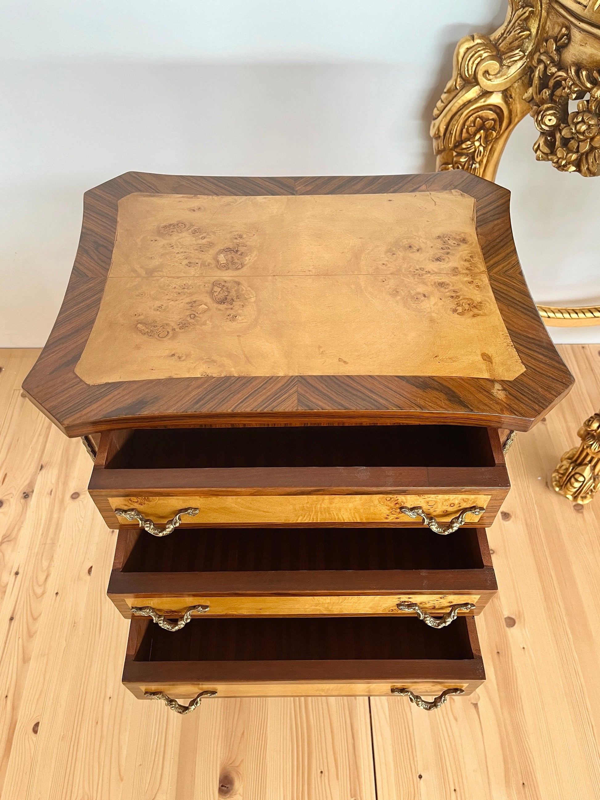 Night Stand Retro French Louis Baroque Style Bed Side Table Wooden Brown Bronze Decor/ Kommode Nachttisch im antiken Stil