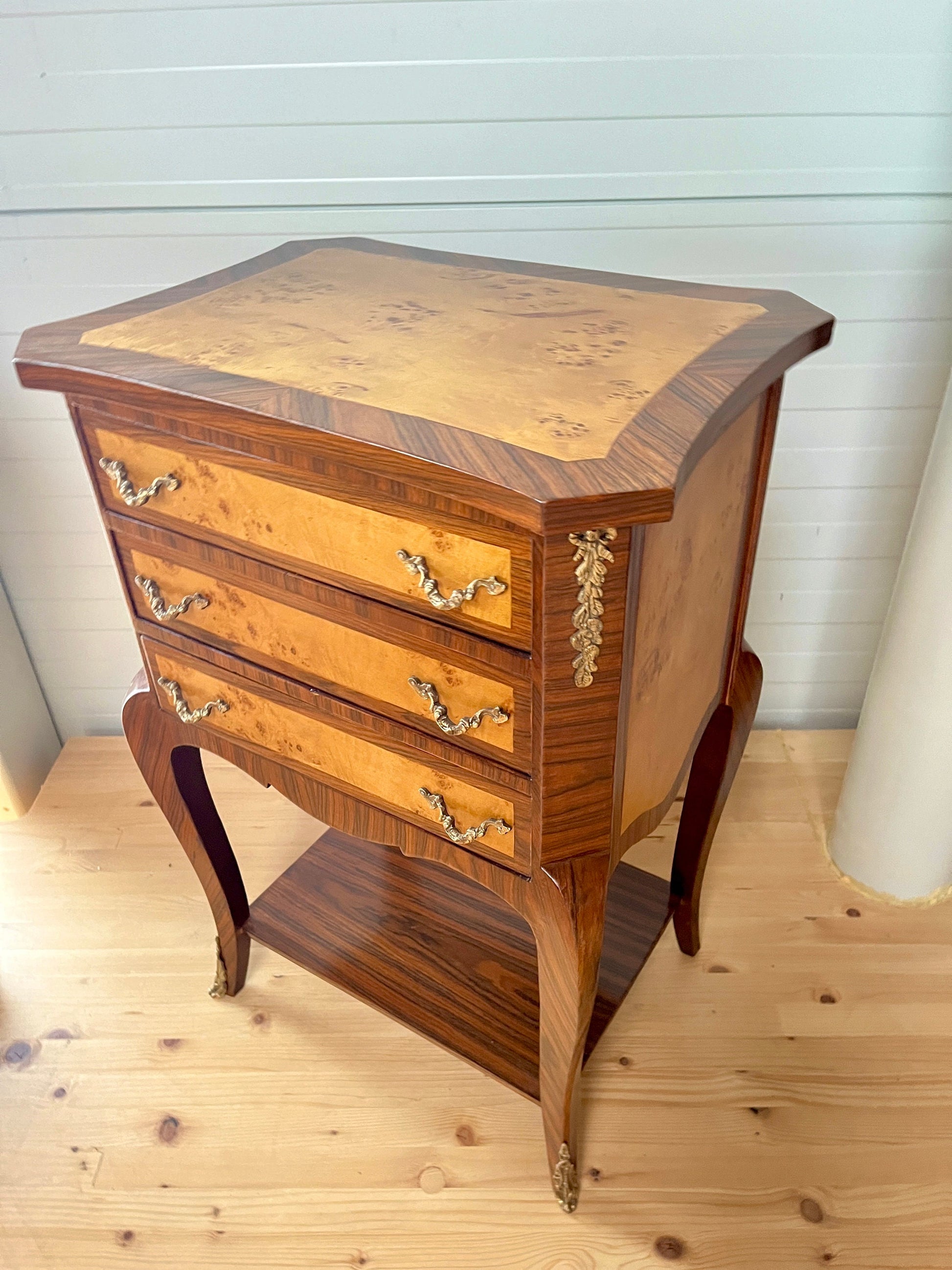 Night Stand Retro French Louis Baroque Style Bed Side Table Wooden Brown Bronze Decor/ Kommode Nachttisch im antiken Stil