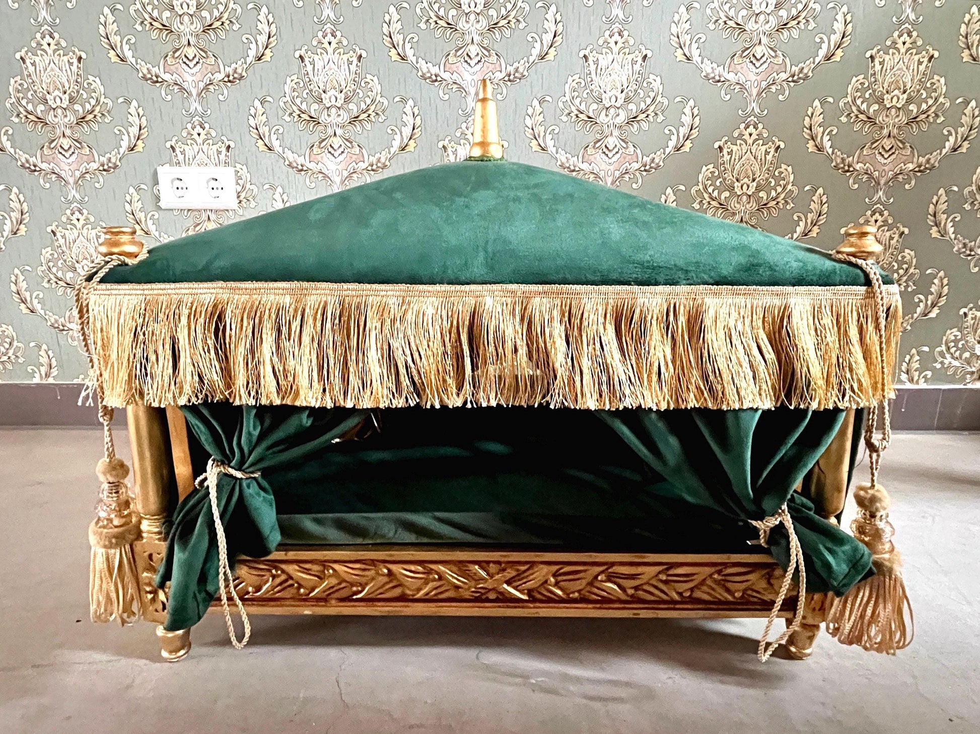 Pet Bed French Baroque Style Dog Bed in Royal Style Velvet Emerald Green Gold Finish Roof Cover Detachable Pet Furniture for Home Decor