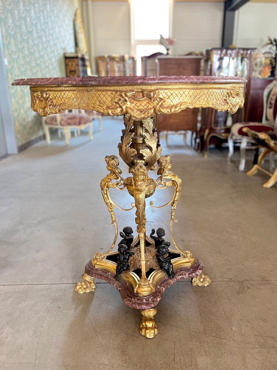 Round Table Royal Antique Style Purple Red Marble Bronze Statue Table Retro Baroque Style Noble Decor Table for Commercial Decoration