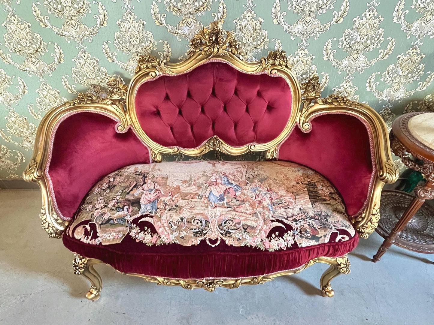 Love Seat French Royal Baroque Style Sofa in Bordeaux Red Velvet Nostalgic Antique Style Lounge Sofa in Red Velvet for Home Decor