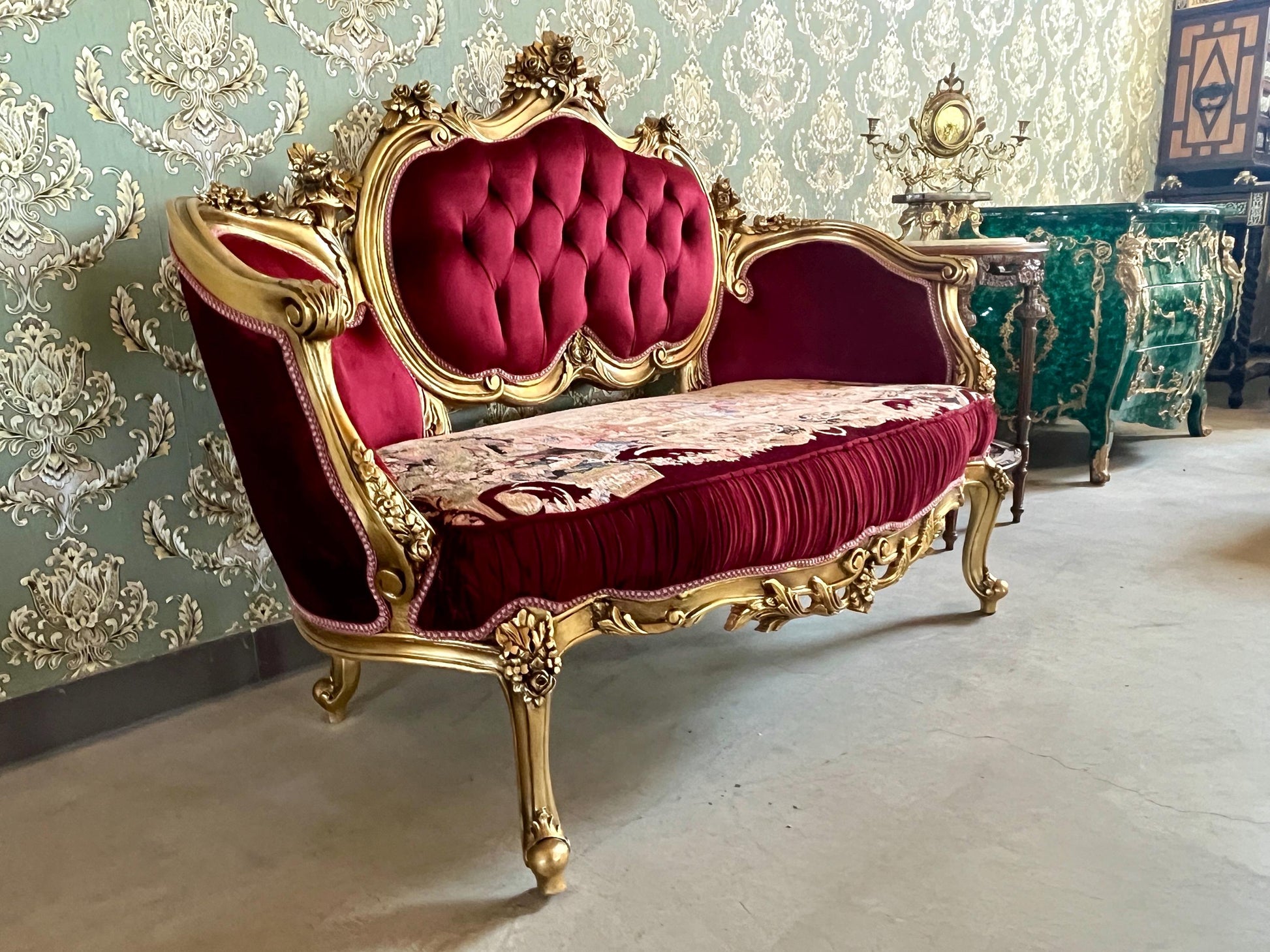 Love Seat French Royal Baroque Style Sofa in Bordeaux Red Velvet Nostalgic Antique Style Lounge Sofa in Red Velvet for Home Decor