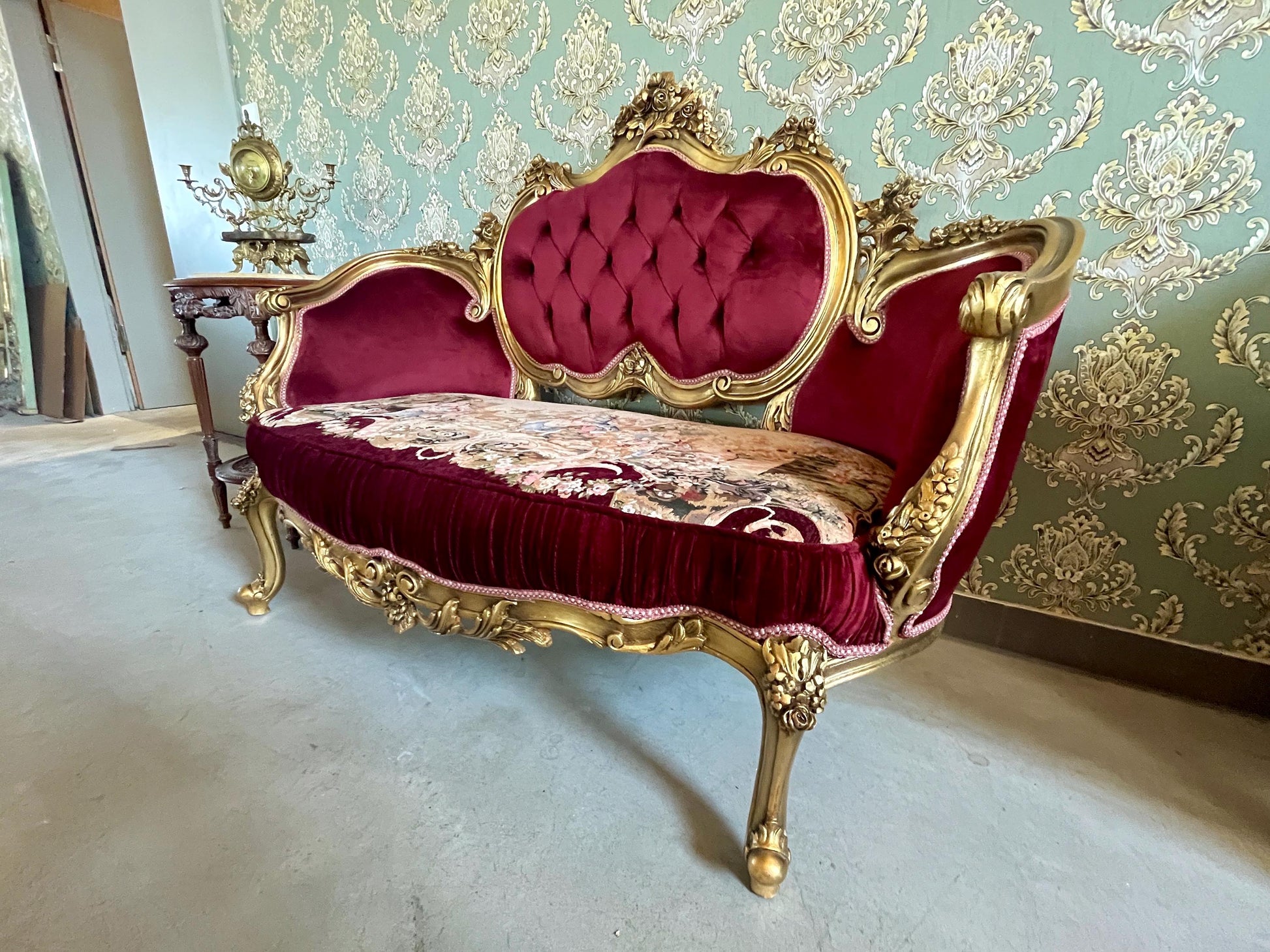 Love Seat French Royal Baroque Style Sofa in Bordeaux Red Velvet Nostalgic Antique Style Lounge Sofa in Red Velvet for Home Decor