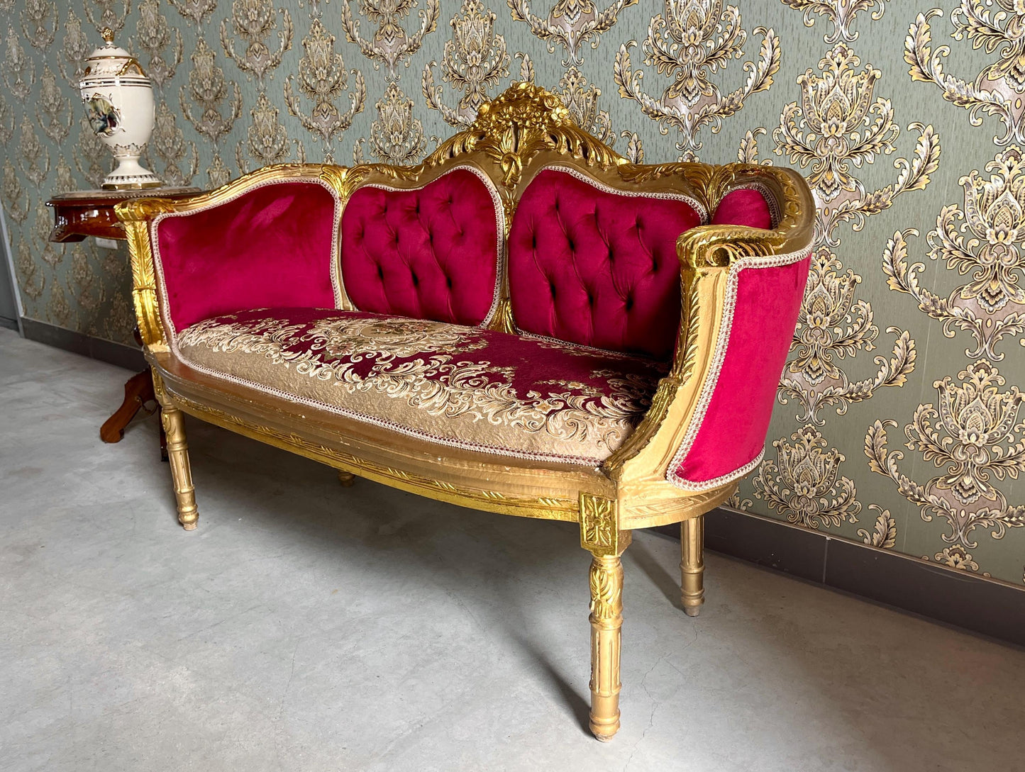 Lounge Sofa Set Antique Baroque Rococo Style in Xmas Red Velvet & Deluxe Red Damask Sofa Set in Retro Royal Style for Home Xmas Decor