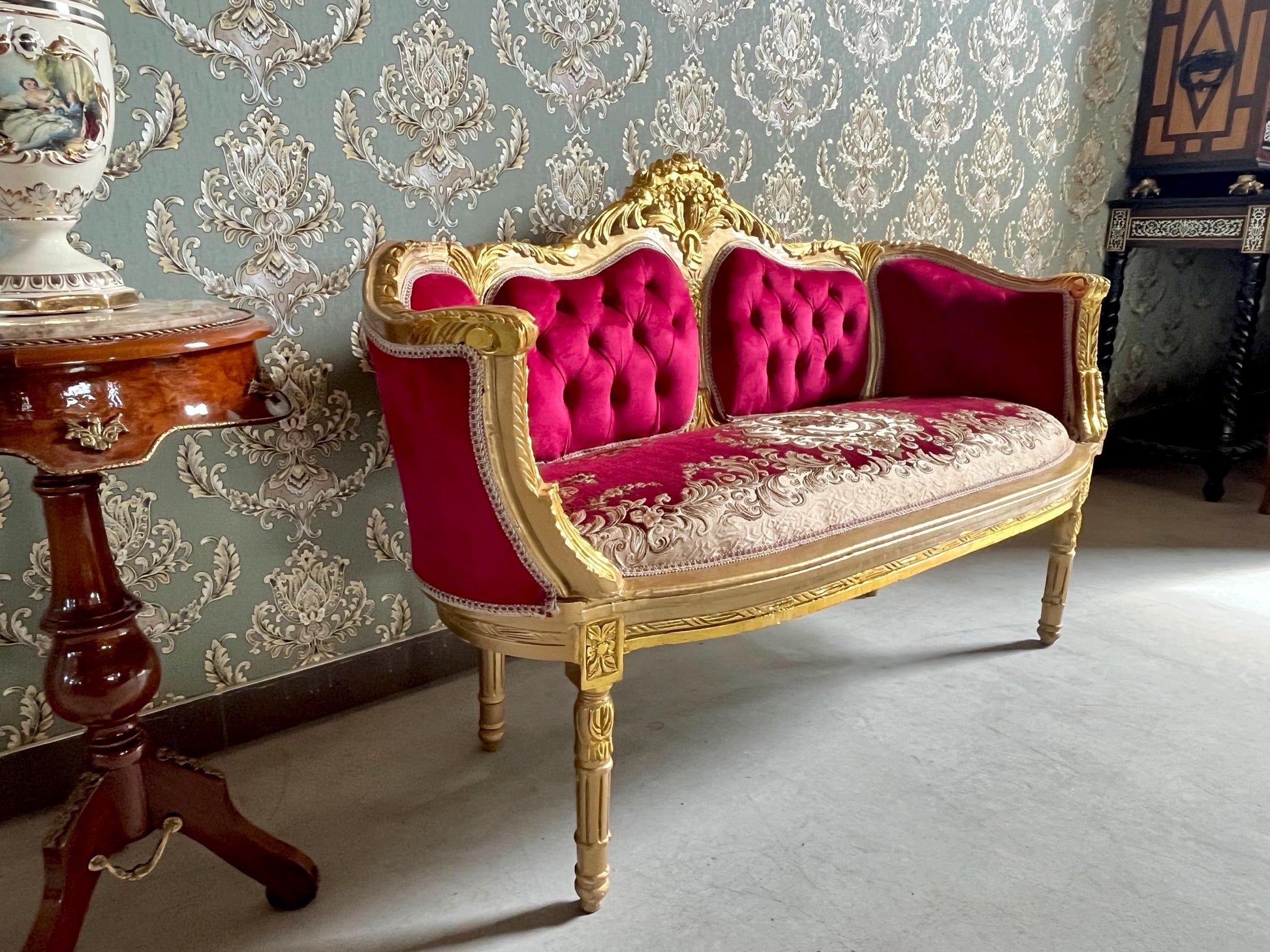 Lounge Sofa Set Antique Baroque Rococo Style in Xmas Red Velvet & Deluxe Red Damask Sofa Set in Retro Royal Style for Home Xmas Decor