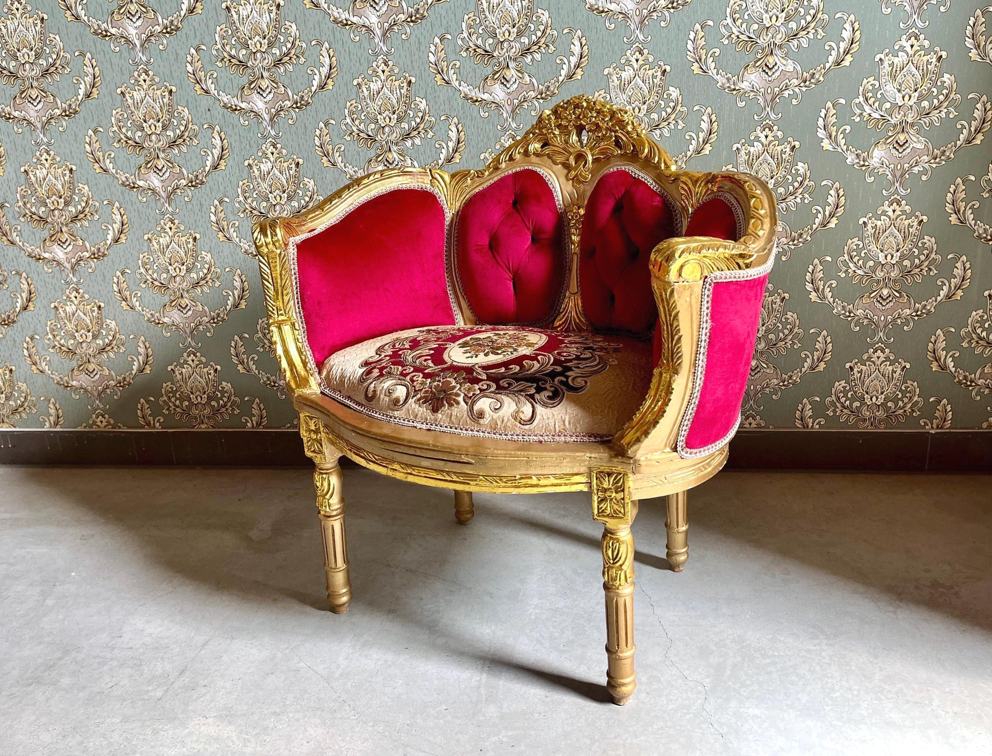 Lounge Sofa Set Antique Baroque Rococo Style in Xmas Red Velvet & Deluxe Red Damask Sofa Set in Retro Royal Style for Home Xmas Decor