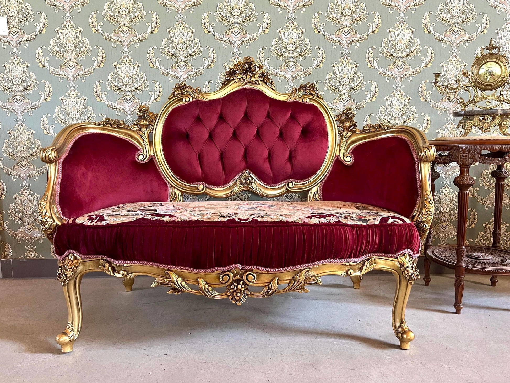 Love Seat French Royal Baroque Style Sofa in Bordeaux Red Velvet Nostalgic Antique Style Lounge Sofa in Red Velvet for Home Decor