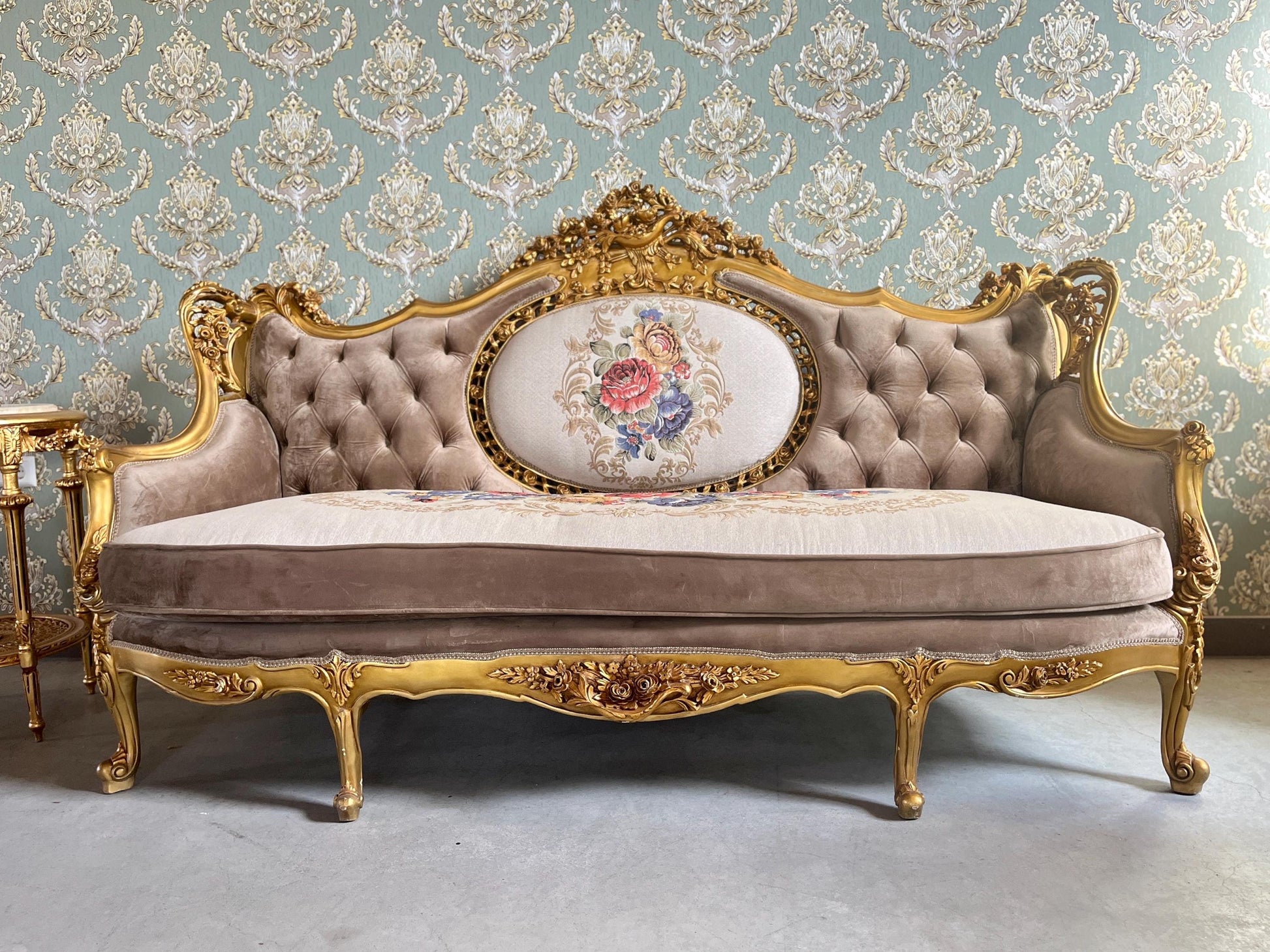 Sofa Set Royal Baroque Style Brown Velvet Counch Set with Marble Top Caffè Table Antique Style Sofa Set for Home Decor or Hotel Lobby Lounge