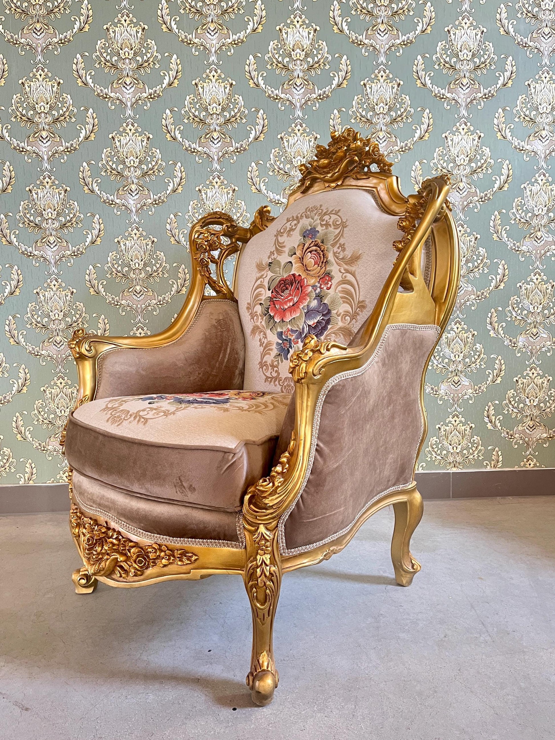Sofa Set Royal Baroque Style Brown Velvet Counch Set with Marble Top Caffè Table Antique Style Sofa Set for Home Decor or Hotel Lobby Lounge