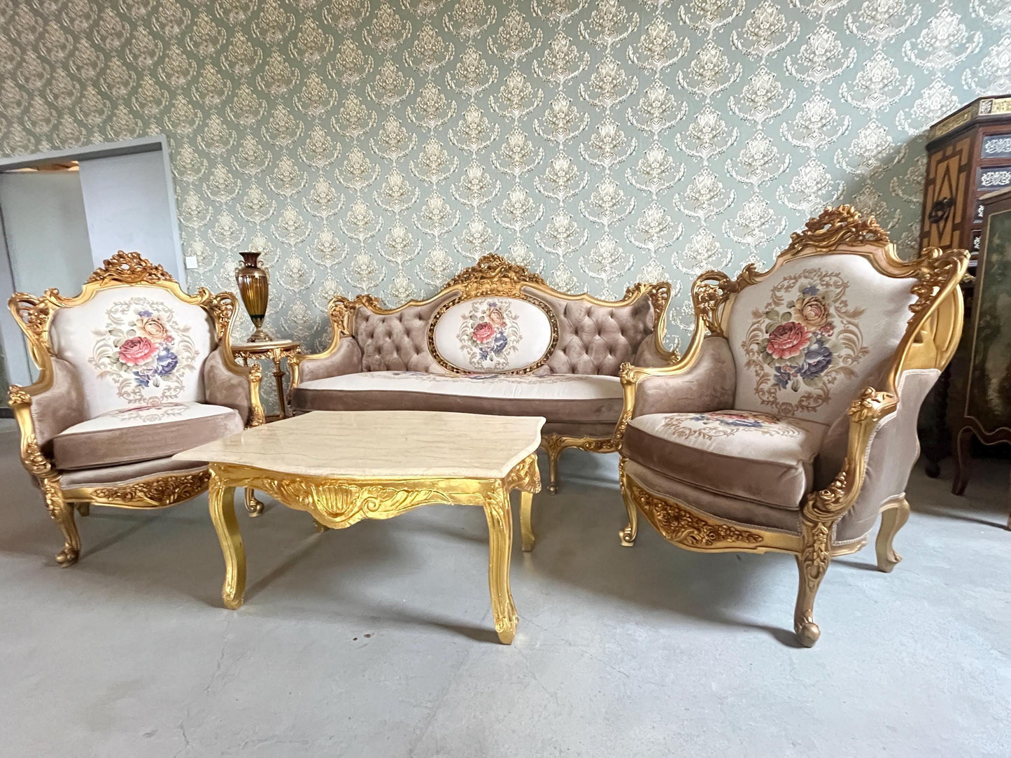 Sofa Set Royal Baroque Style Brown Velvet Counch Set with Marble Top Caffè Table Antique Style Sofa Set for Home Decor or Hotel Lobby Lounge