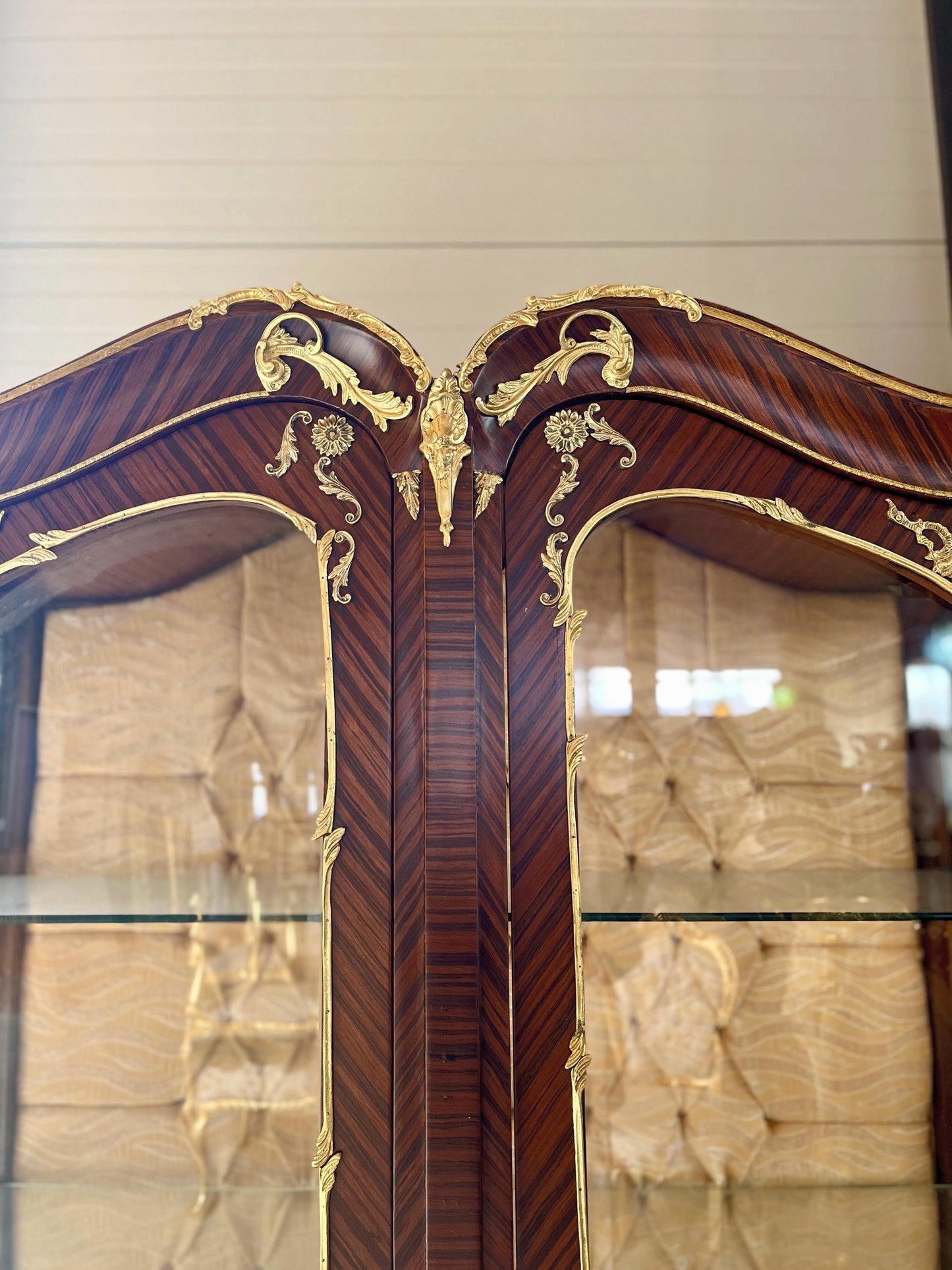 Vitrine Retro Baroque Style Display Cabinet French Antique Style Wooden Glass Showcase in Oil Painted for Home Decoration