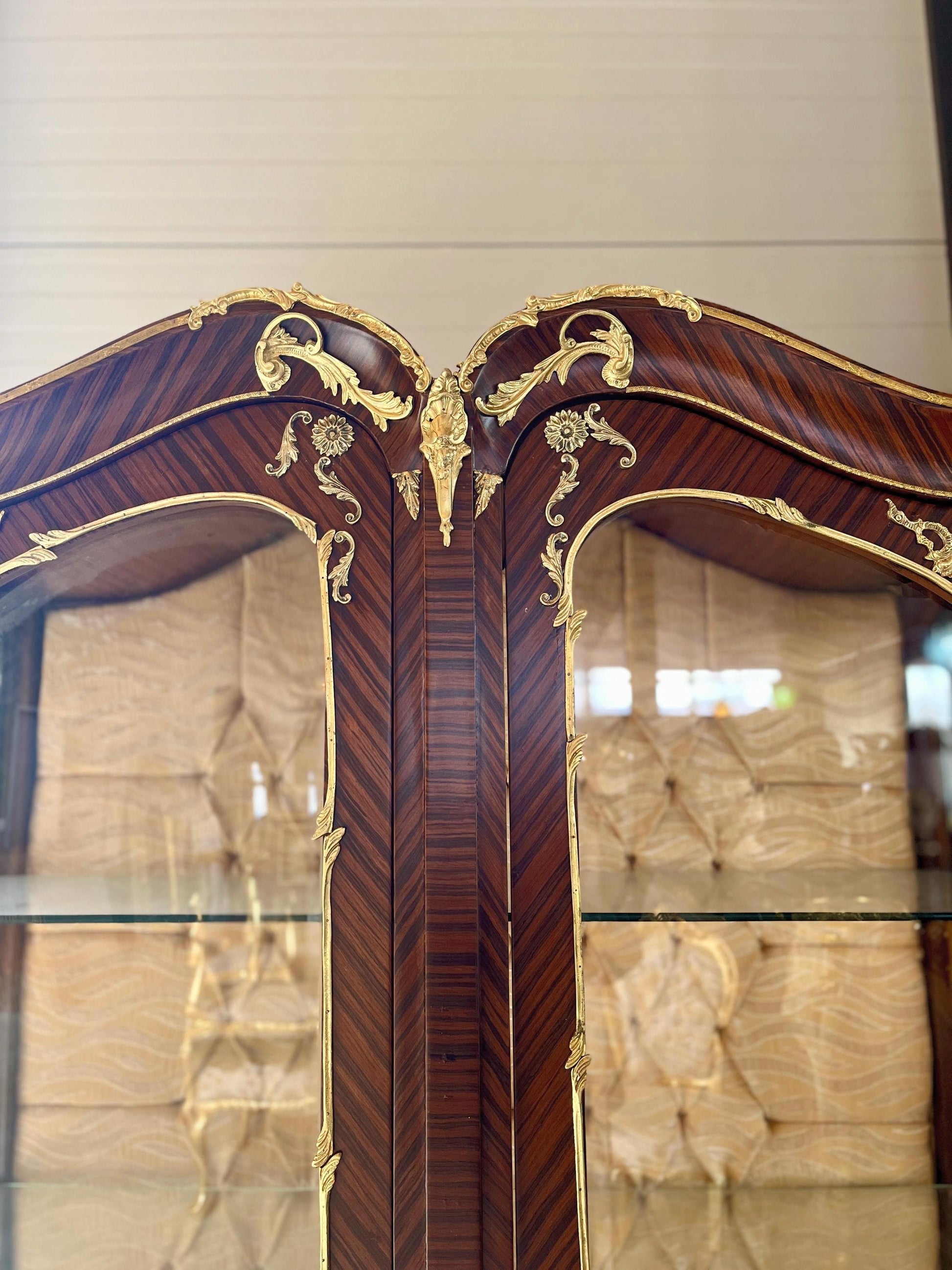 Vitrine Retro Baroque Style Display Cabinet French Antique Style Wooden Glass Showcase in Oil Painted for Home Decoration