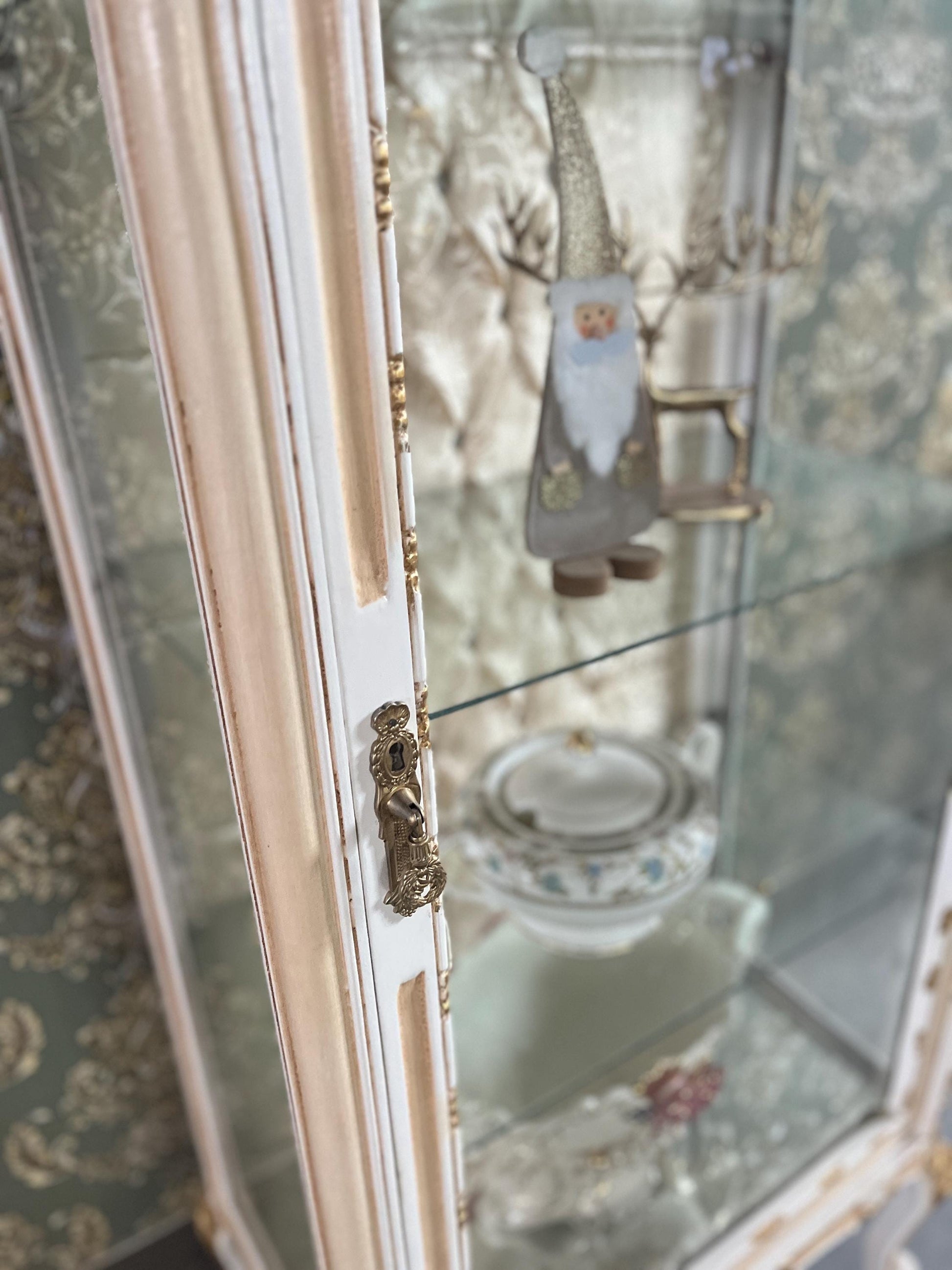 Display Cabinet French Louis XV Style Showcase Antique Baroque Rococo Style in Beige Gold Color Handmade Cabinet for Home Decor