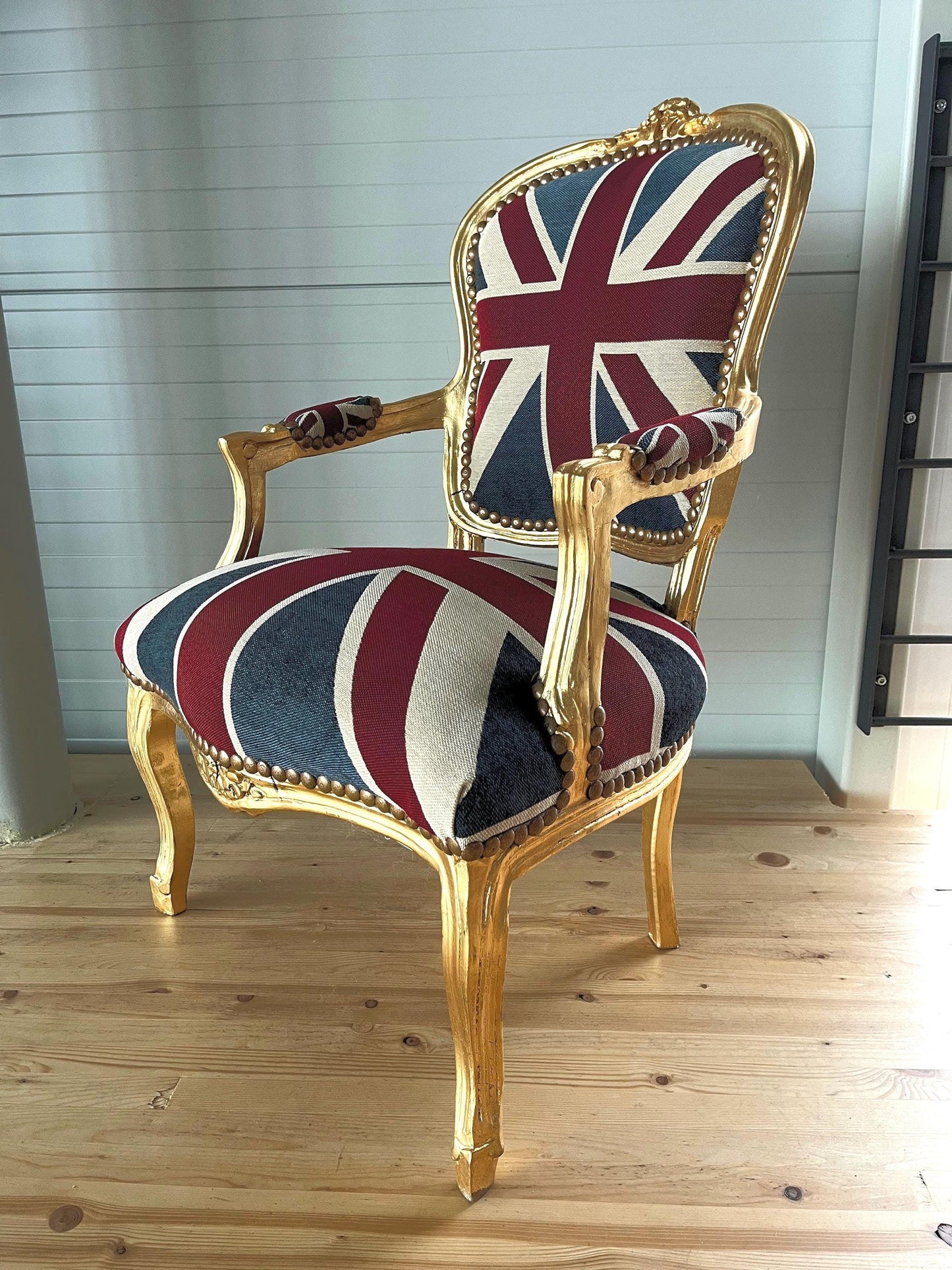 Französischer Sessel im Louis-Barock-Stil French Baroque Style Armchair in Union Jack Print Gold Finish