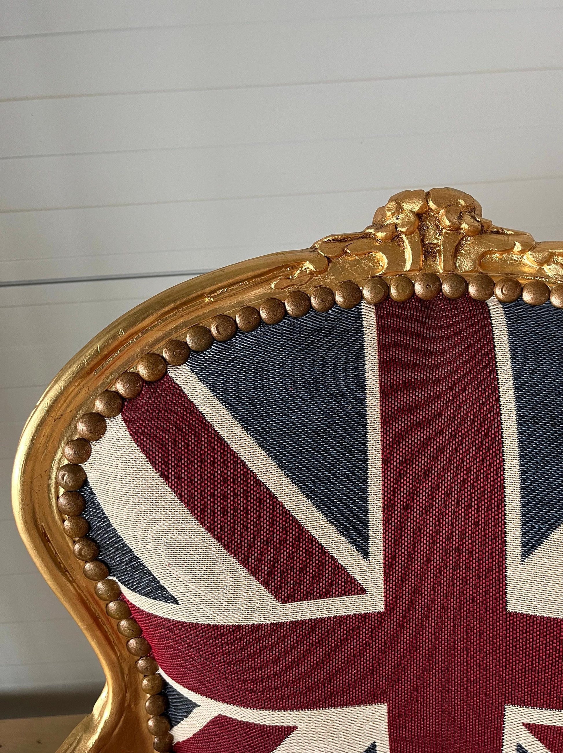 Französischer Sessel im Louis-Barock-Stil French Baroque Style Armchair in Union Jack Print Gold Finish