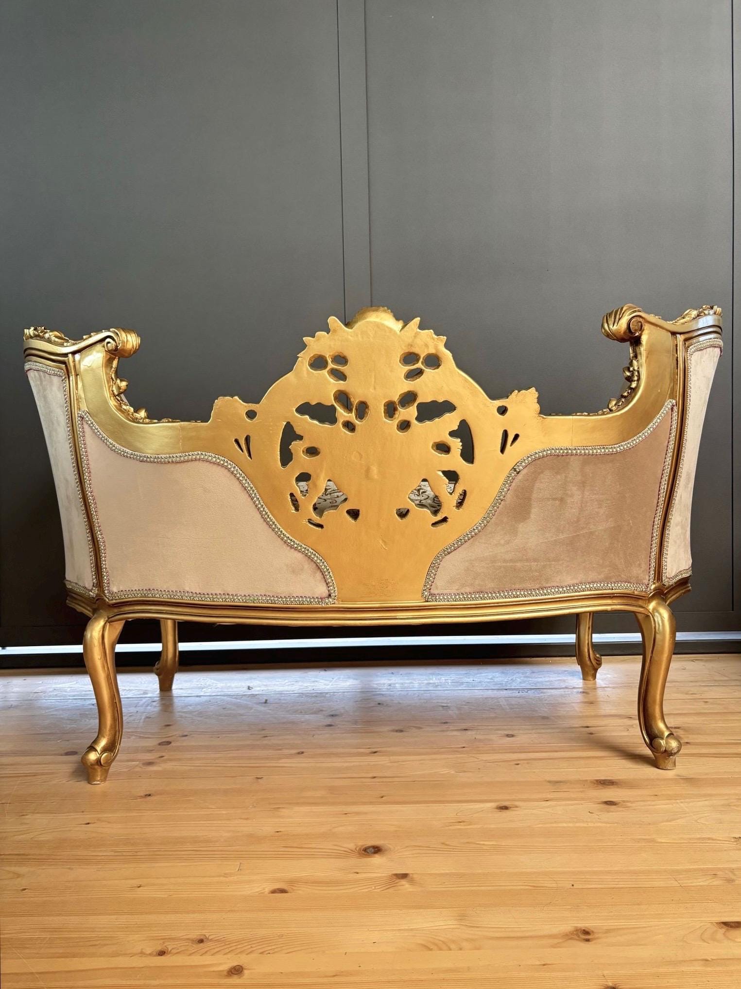 Deluxe Love Seat Royal Baroque Style Bench Light Brown Flower Pattern Antique Style Couch in Gold Finish for Lounge Room Sofa Home Decor