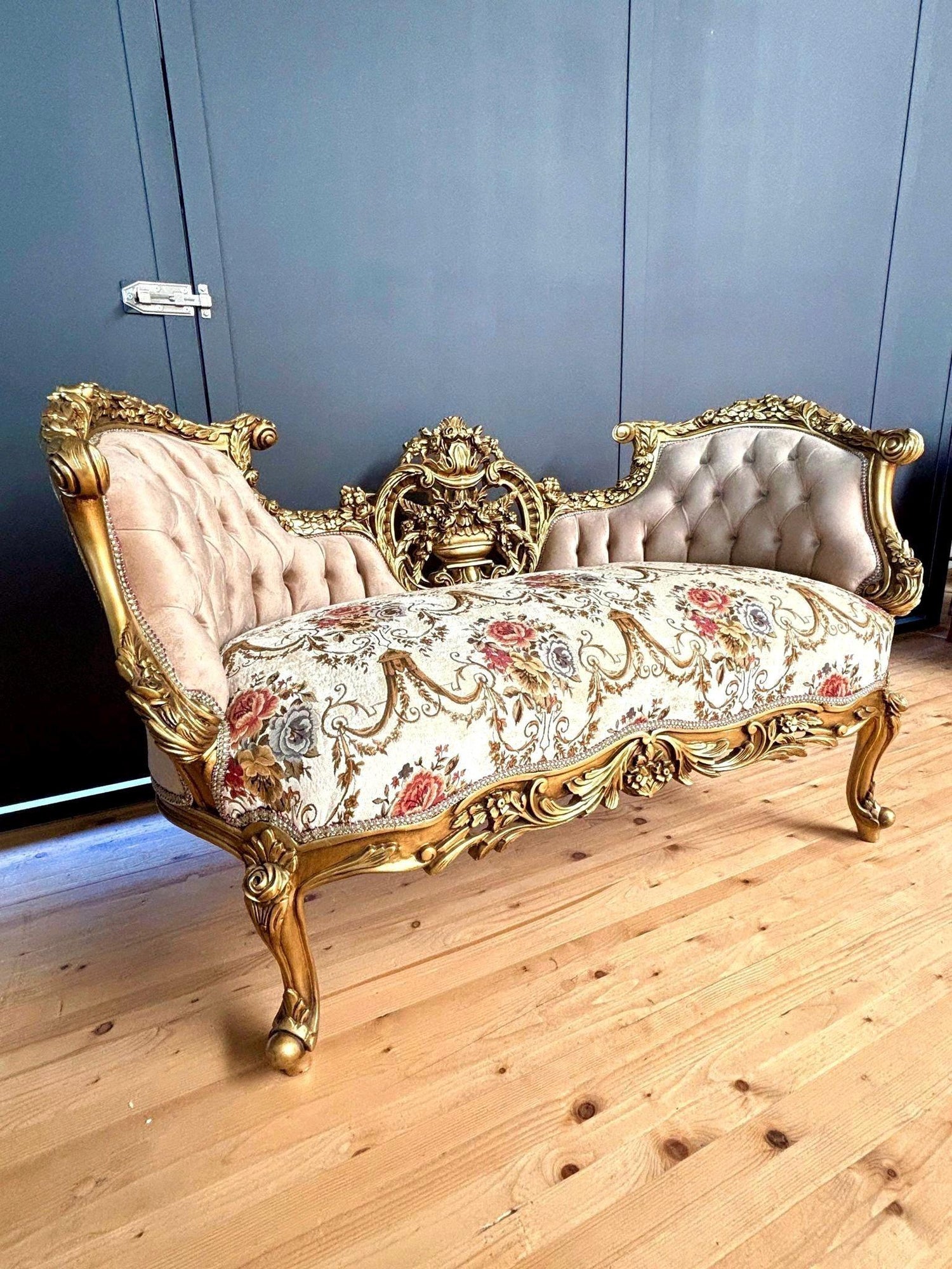 Deluxe Love Seat Royal Baroque Style Bench Light Brown Flower Pattern Antique Style Couch in Gold Finish for Lounge Room Sofa Home Decor