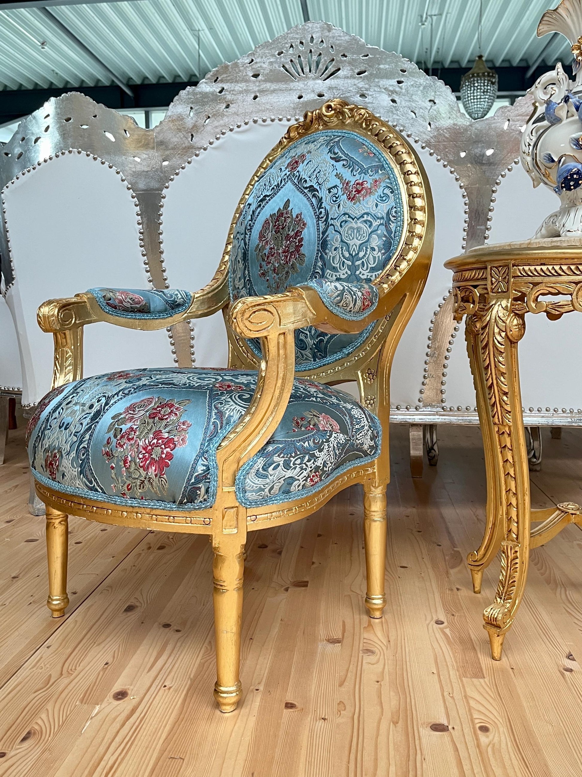 Armchair Antique Rococo Accent Chair Shiny Blue Flower Pattern Fabric Lounge Armchair Royal Baroque Chair in Beige Flower Pattern Home Decor