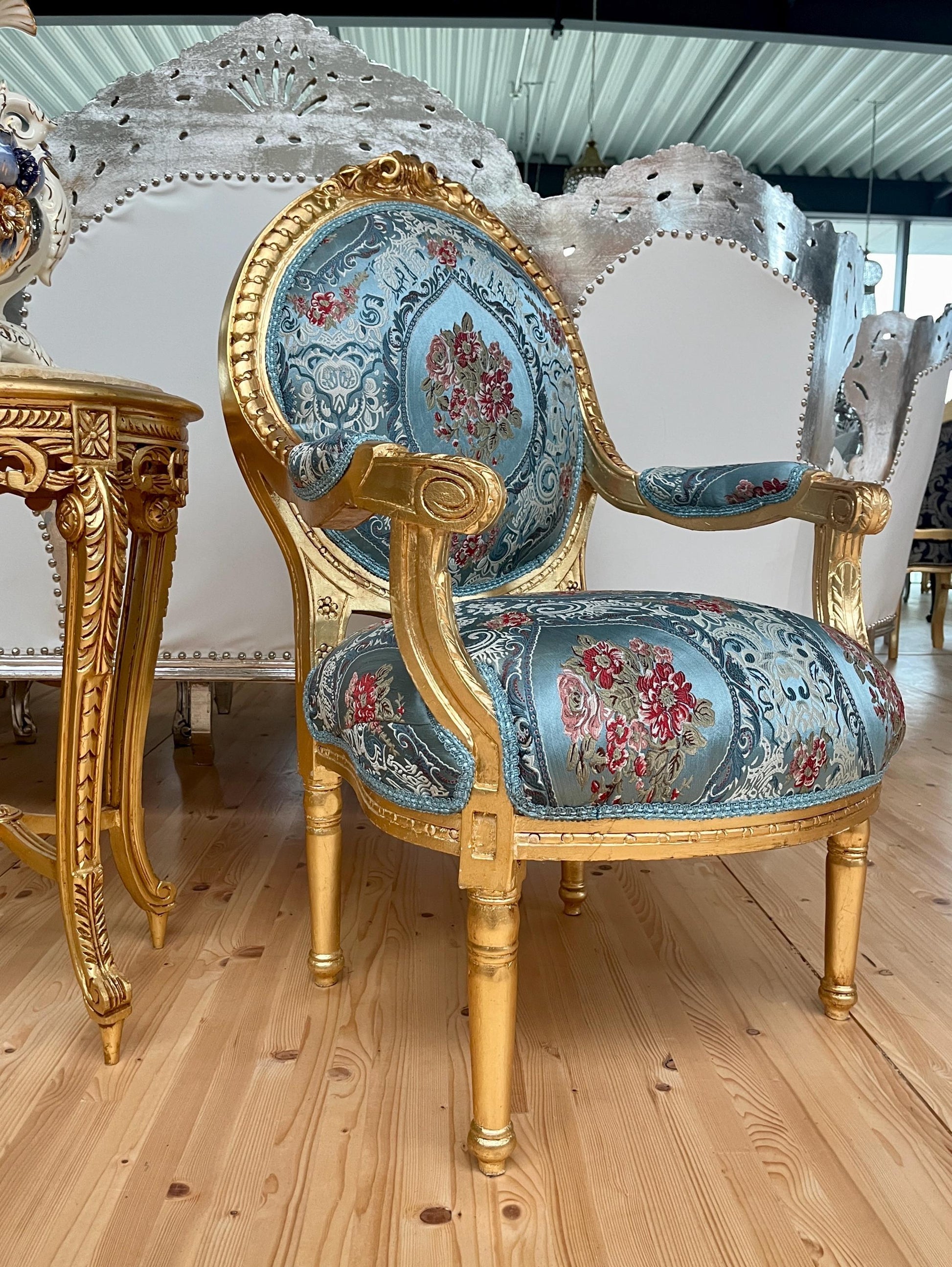 Armchair Antique Rococo Accent Chair Shiny Blue Flower Pattern Fabric Lounge Armchair Royal Baroque Chair in Beige Flower Pattern Home Decor