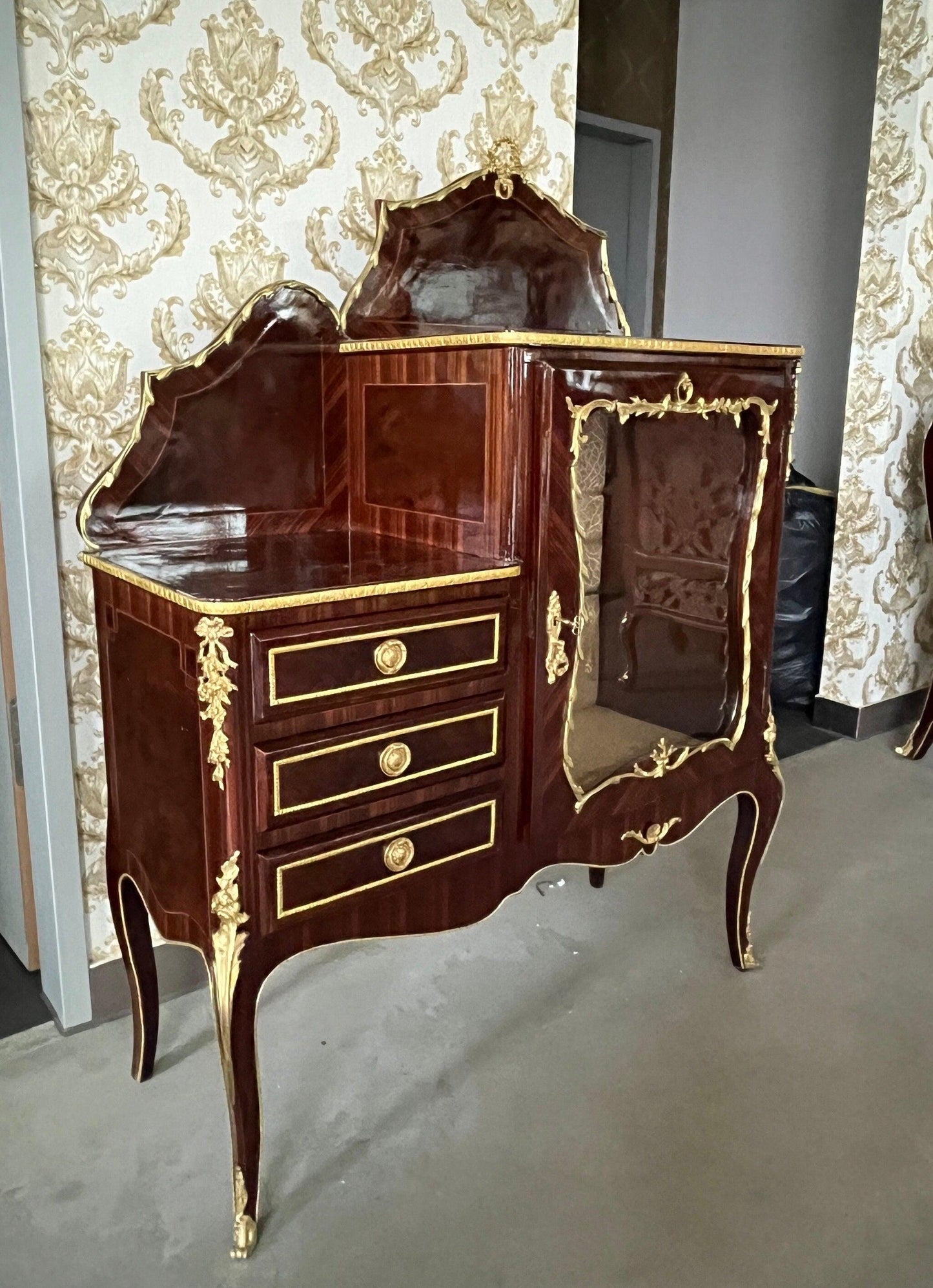 Display Cabinet French Louis Showcase for Dining Room Decor Glossy Brown Retro Baroque Cabinet with Brass Ornaments for New Home Decor