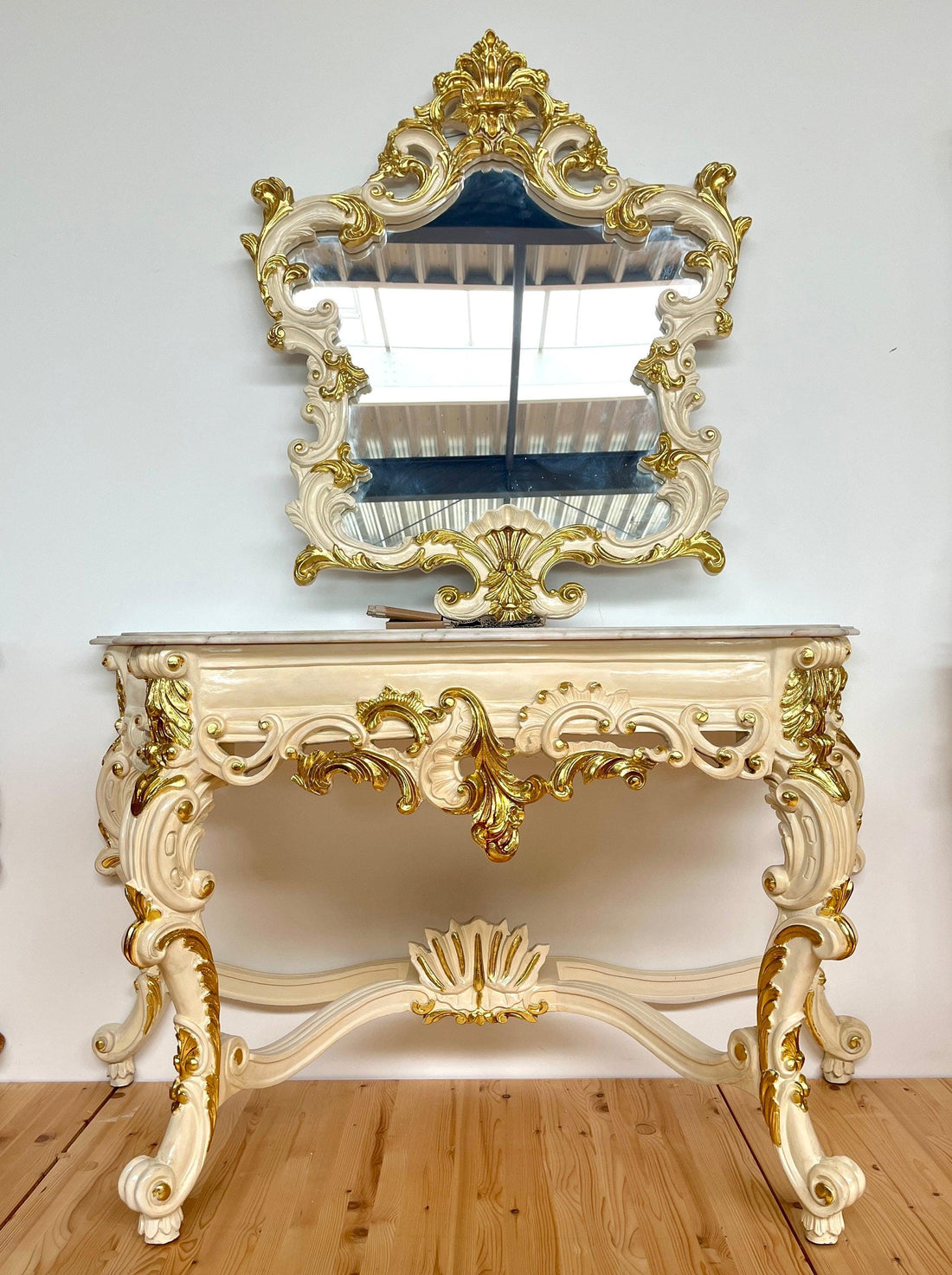 Console Table and Star Mirror French Antique Style with White Marble Top Console Table Baroque Rococo Style in Gold Finish for House Decor