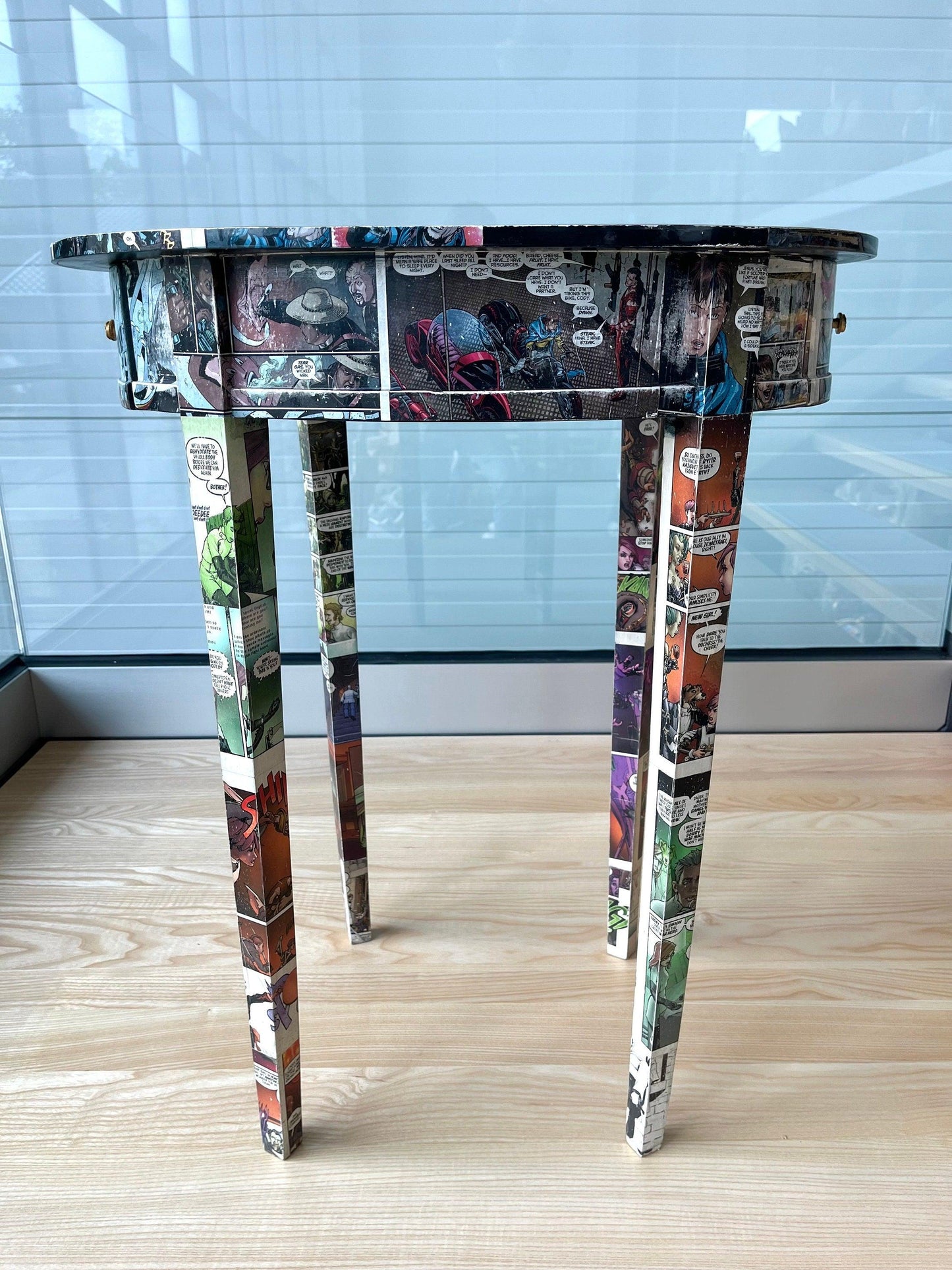 Ovaler Beistelltisch Tee-Café-Tisch mit Cartoon Print / Oval Side Table in Cartoon POP-UP