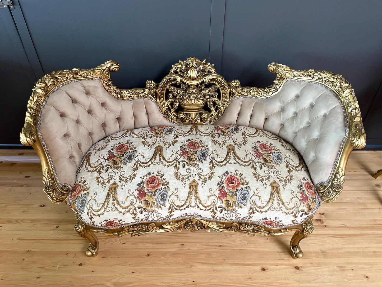 Deluxe Love Seat Royal Baroque Style Bench Light Brown Flower Pattern Antique Style Couch in Gold Finish for Lounge Room Sofa Home Decor